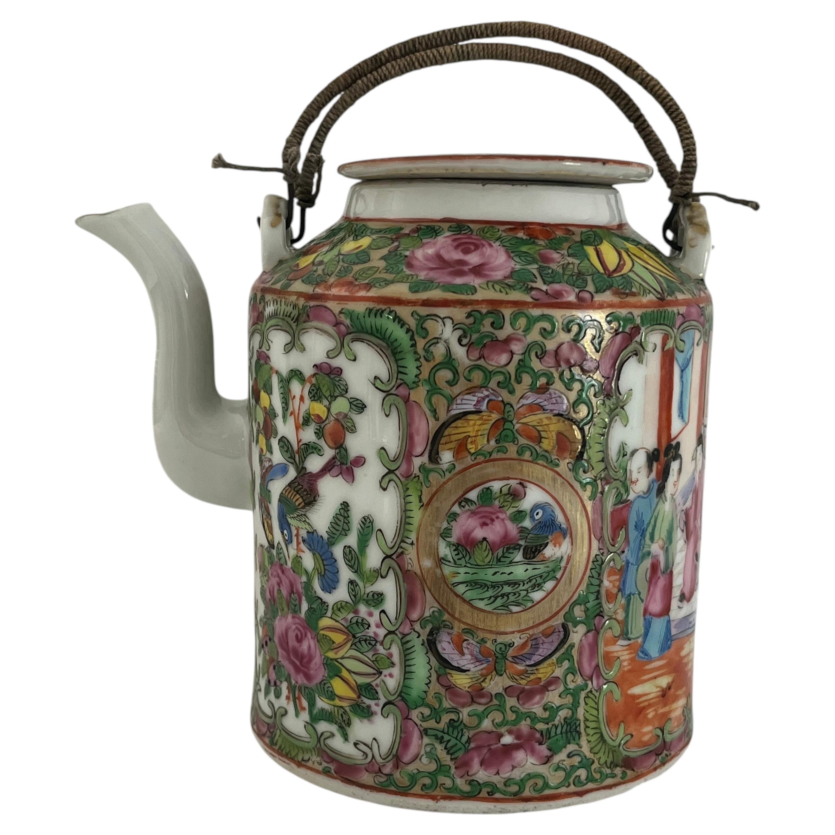 Chinesische Export-Porzellan-Teekanne mit Rosenmedaillon, handbemalt, Qing-Dynastie, um 1810 im Angebot