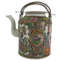 Chinese Export Porcelain Teapot Rose Medallion, hand painted, Qing Ca 1810