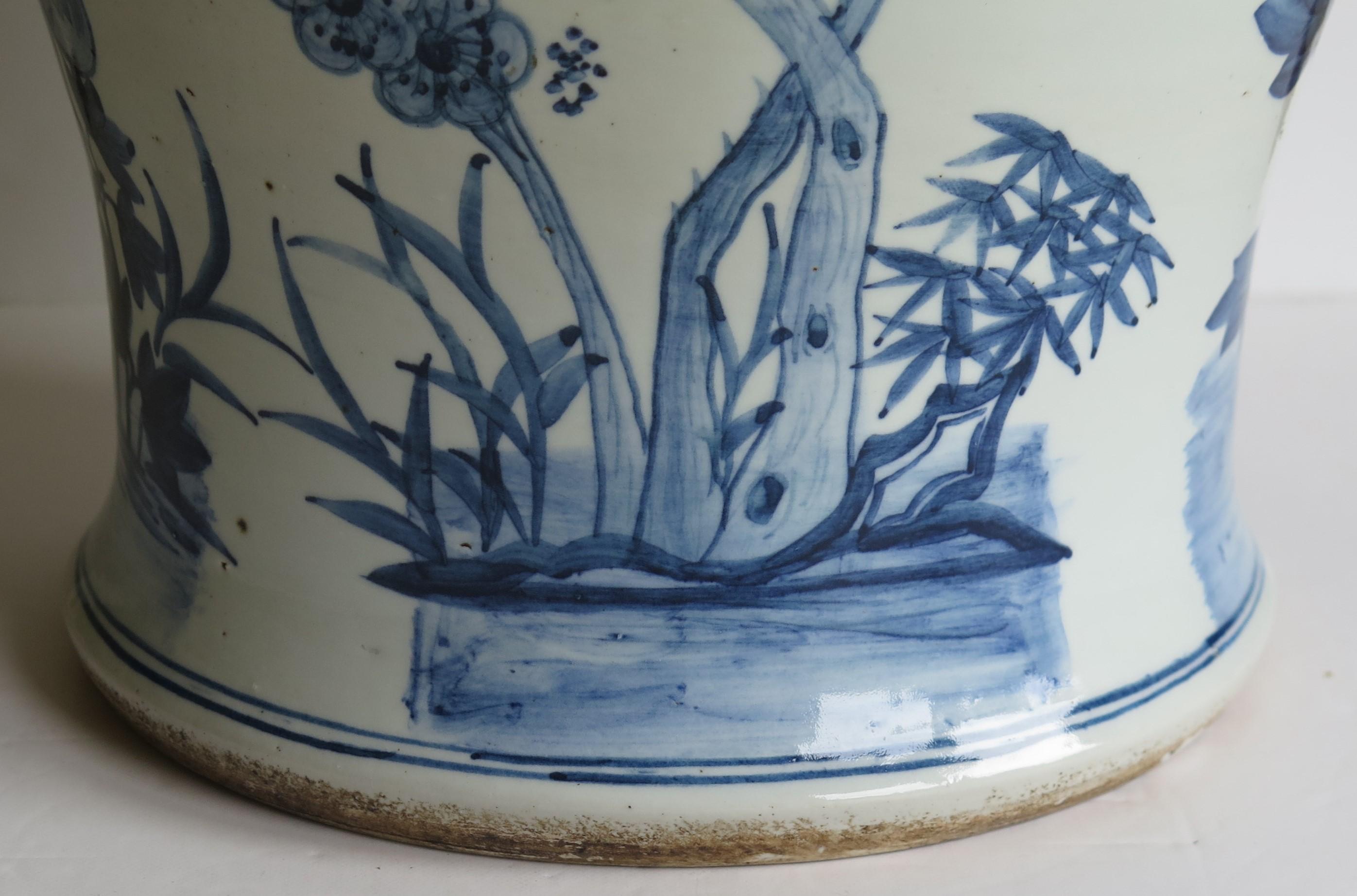 Chinese Export Temple Vase and Lid porcelain Blue & White Hand Painted,  19th C 1