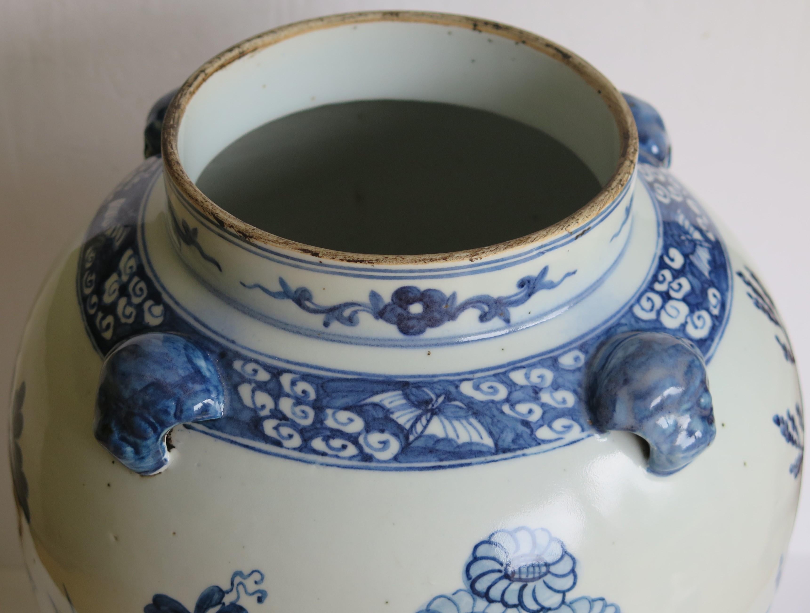 Chinese Export Temple Vase and Lid porcelain Blue & White Hand Painted,  19th C 2
