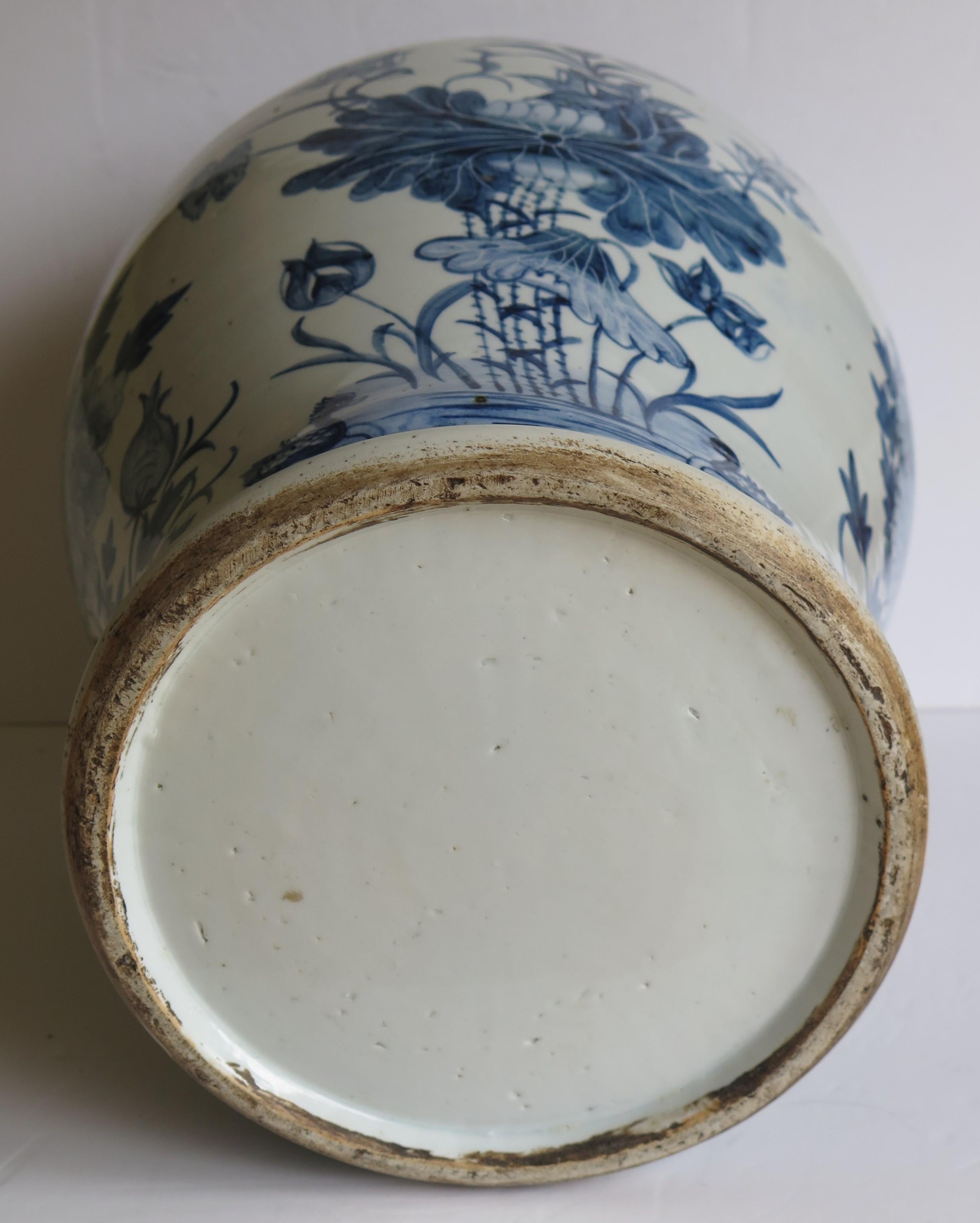 Chinese Export Temple Vase and Lid porcelain Blue & White Hand Painted,  19th C 8
