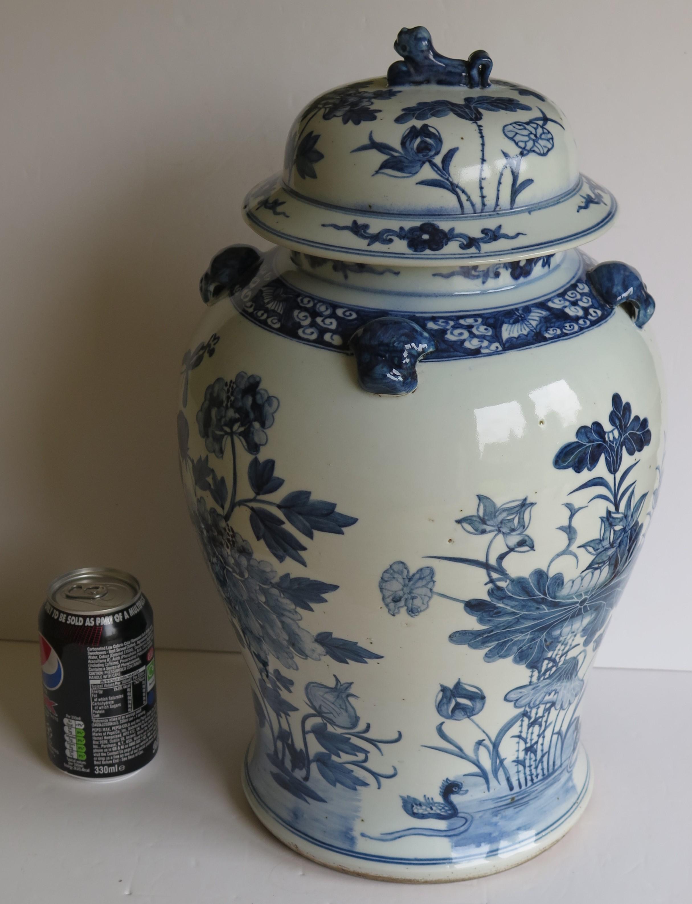 Chinese Export Temple Vase and Lid porcelain Blue & White Hand Painted,  19th C 11