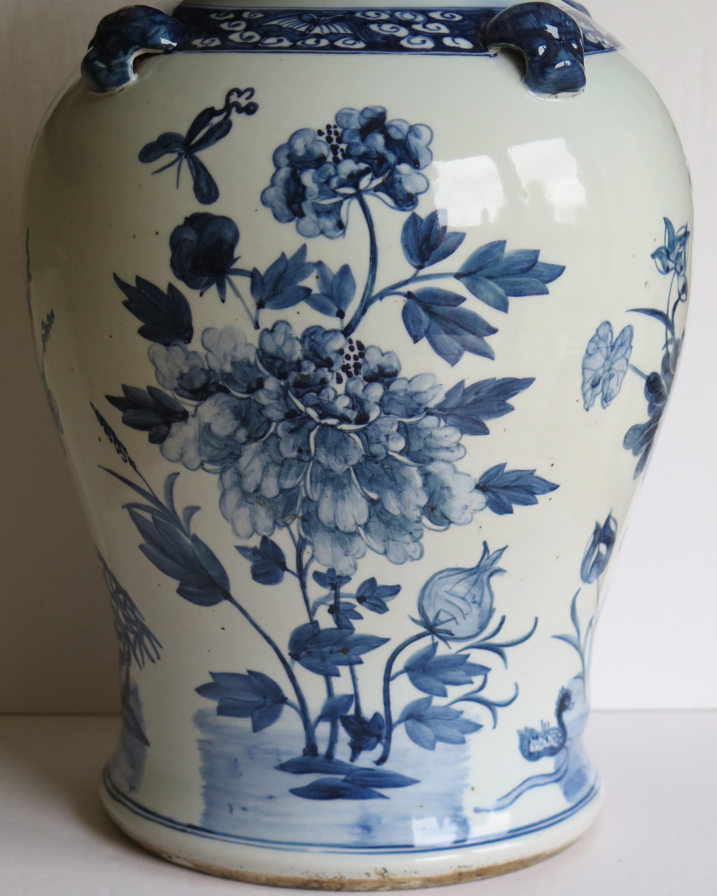 Chinese Export Temple Vase and Lid porcelain Blue & White Hand Painted,  19th C In Good Condition In Lincoln, Lincolnshire