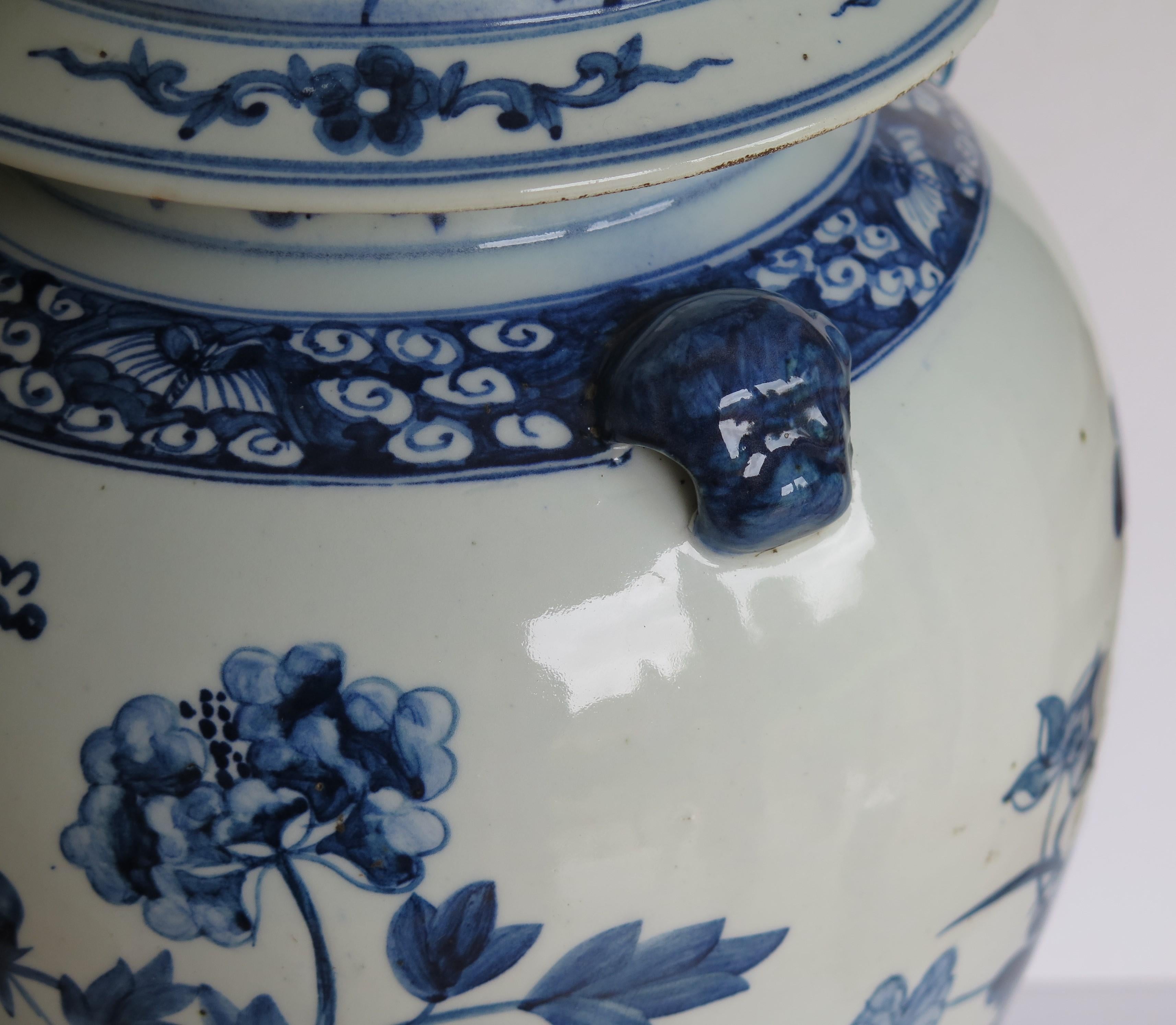 19th Century Chinese Export Temple Vase and Lid porcelain Blue & White Hand Painted,  19th C