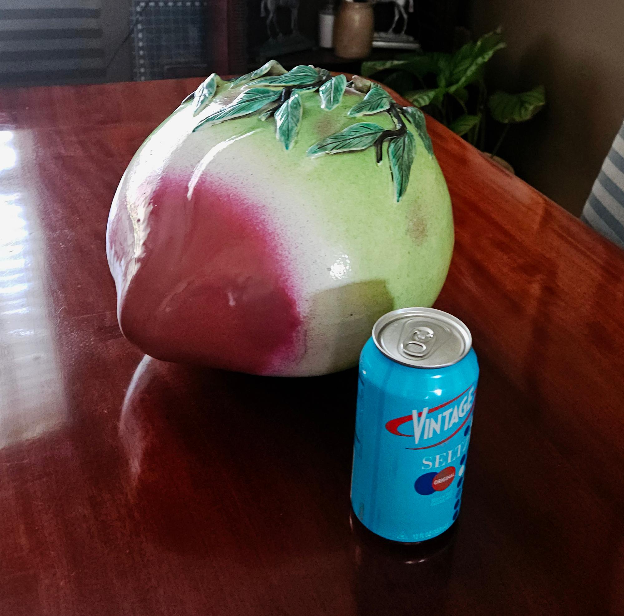 Chinese Export Porcelain Trompe L'Oeil Giant Peach Altar Obst,
CIRCA 1850-1890

Das extrem große chinesische Exportmodell einer Riesenfrucht ist naturgetreu als Pfirsich mit einem zweifarbigen grünen Körper und einer rosaroten Spitze mit Blättern