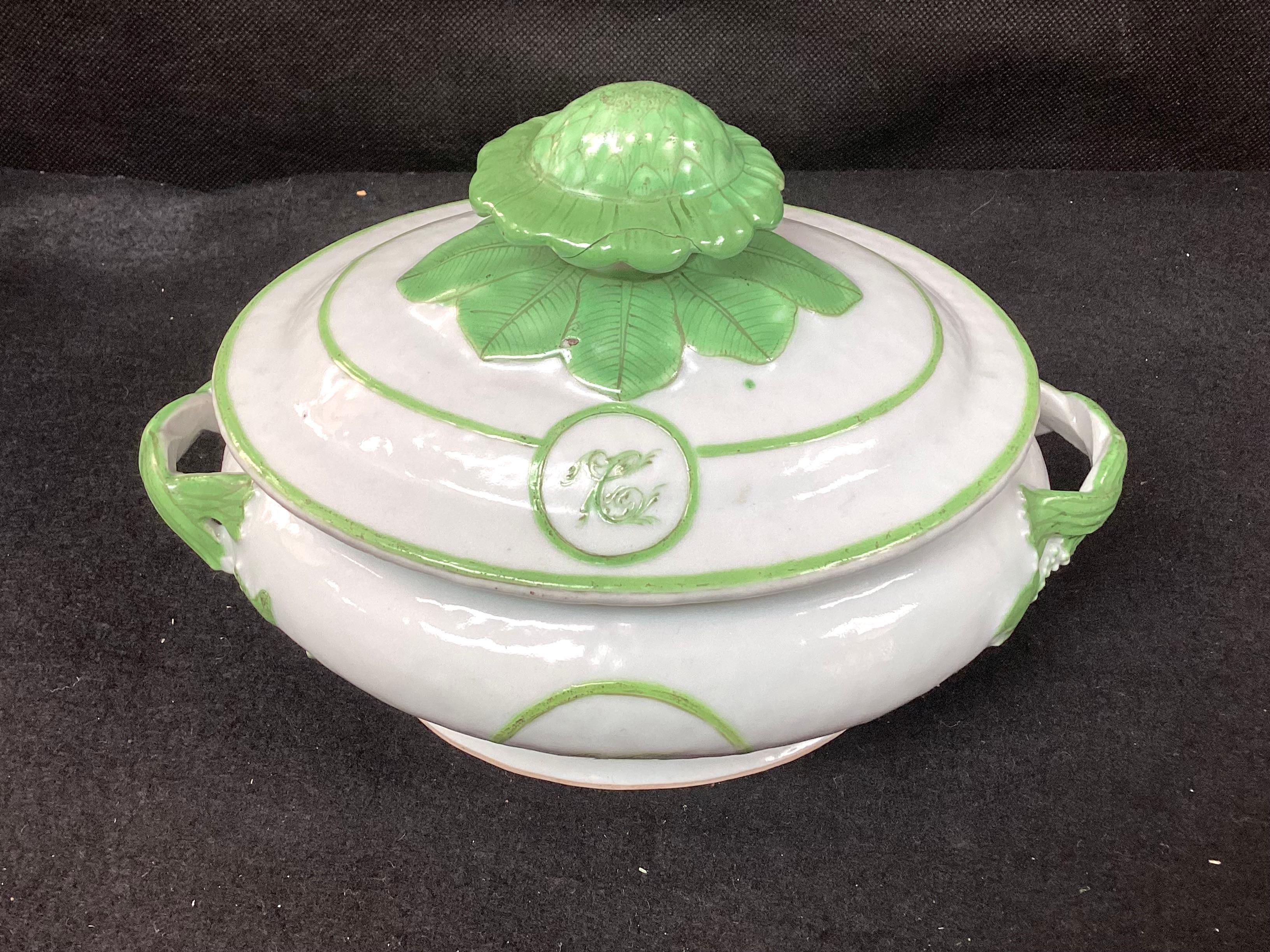 Chinese Export Porcelain Tureen With Lid and Underplate In Good Condition For Sale In Bradenton, FL