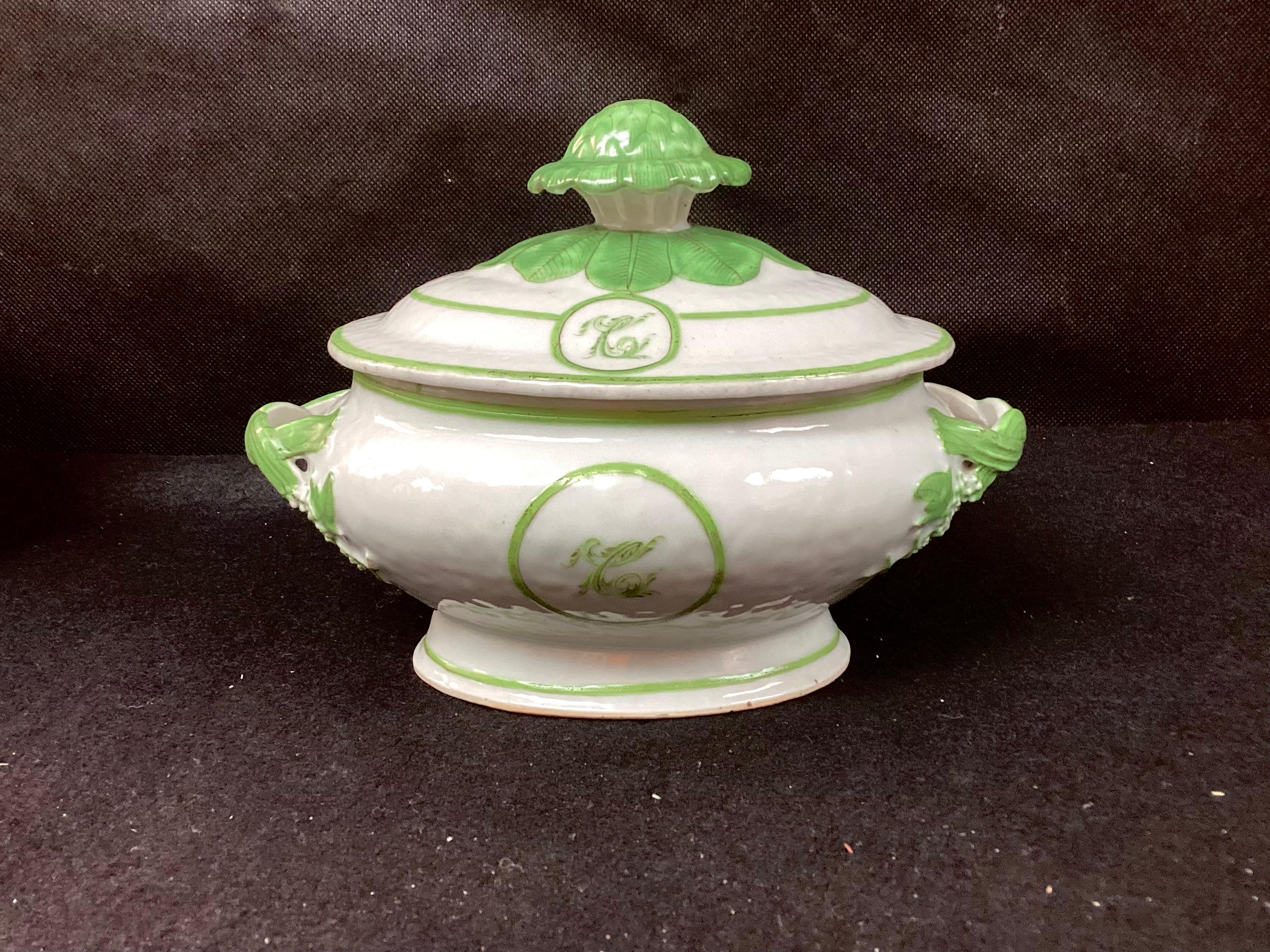 19th Century Chinese Export Porcelain Tureen With Lid and Underplate For Sale