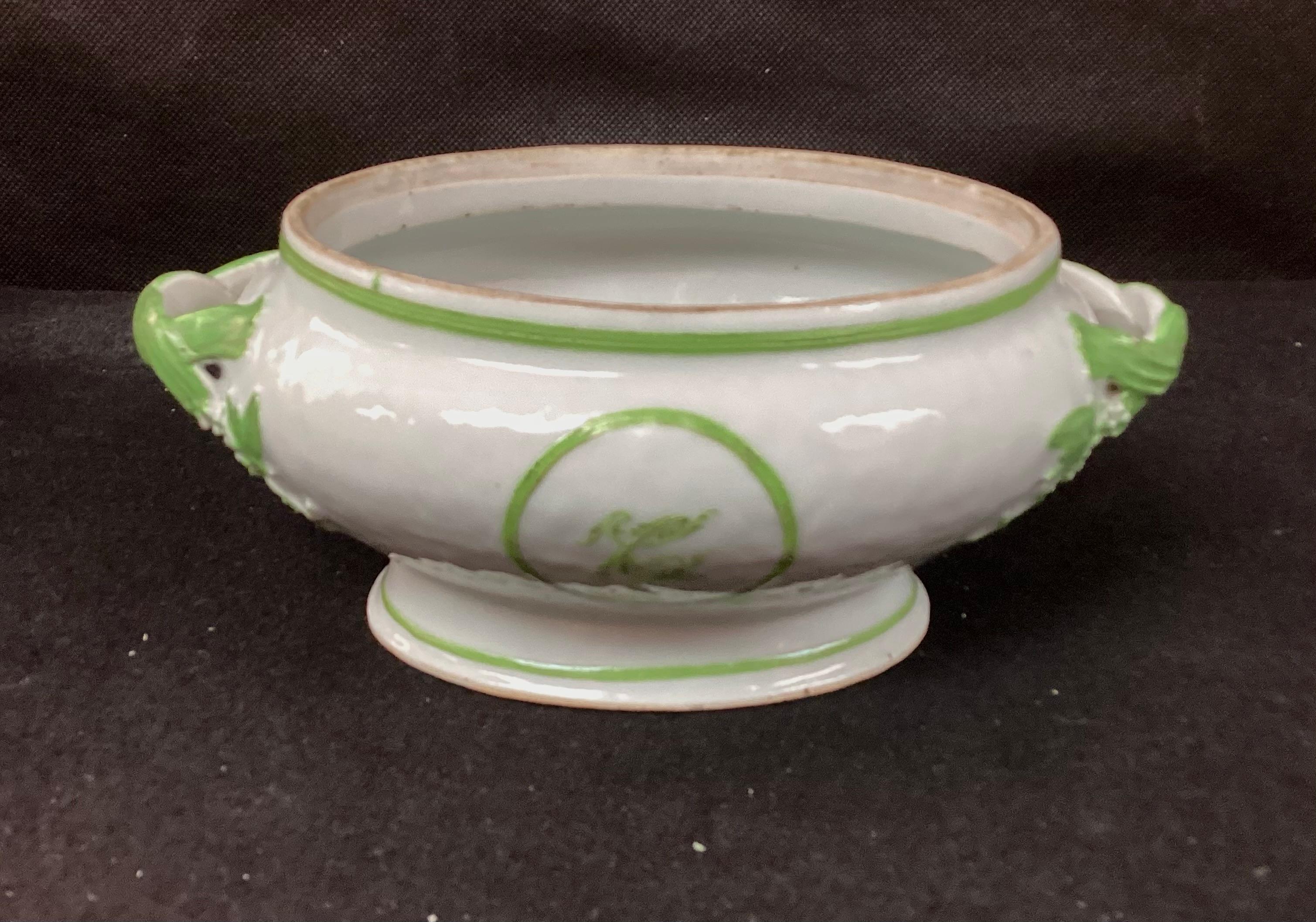 Soupière en porcelaine d'exportation chinoise avec couvercle et sous-plat Bon état - En vente à Bradenton, FL