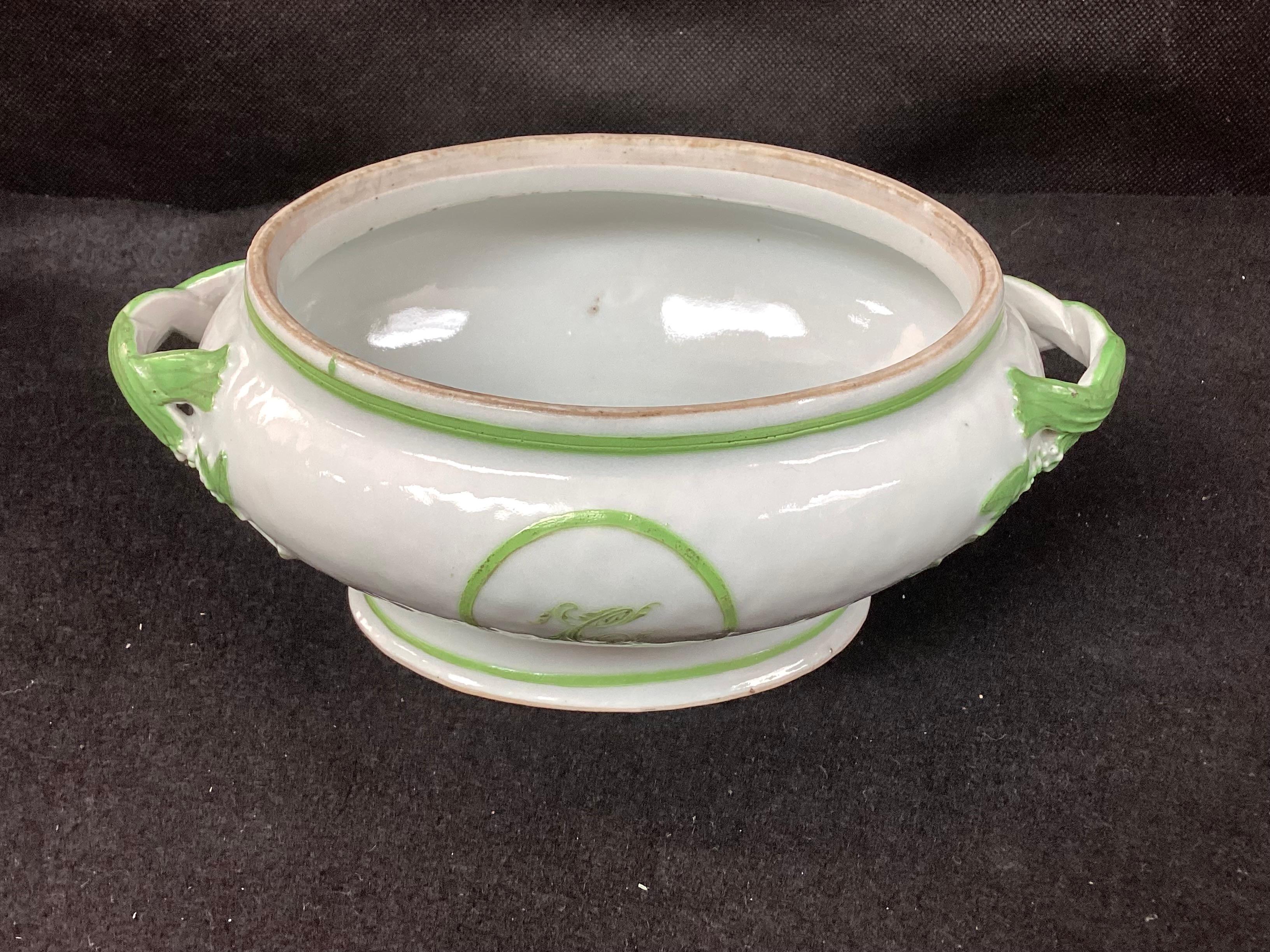 XIXe siècle Soupière en porcelaine d'exportation chinoise avec couvercle et sous-plat en vente