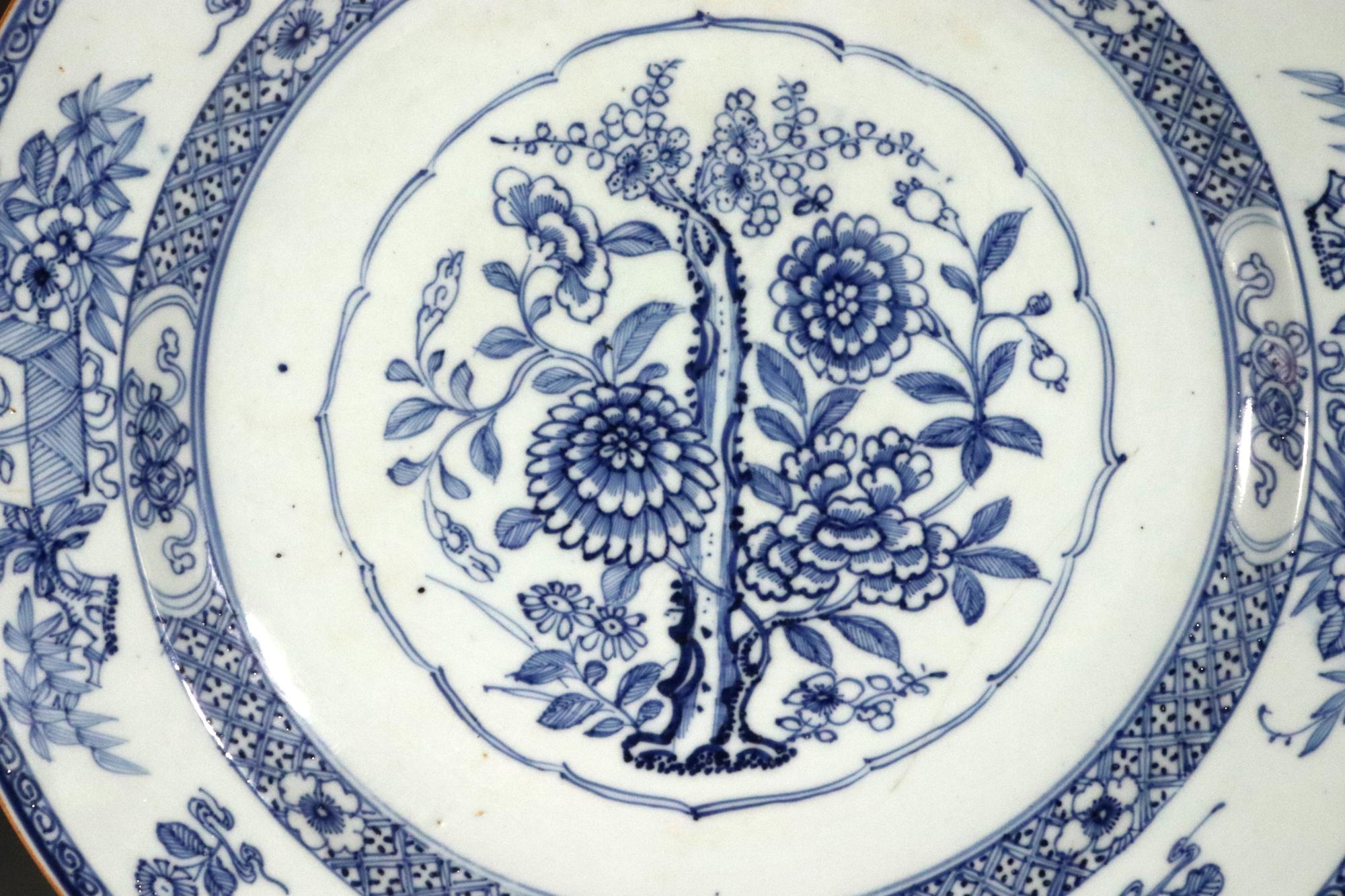 Chinesische botanische runde Schale aus Porzellan mit Unterglasur in Blau (Chinesischer Export) im Angebot