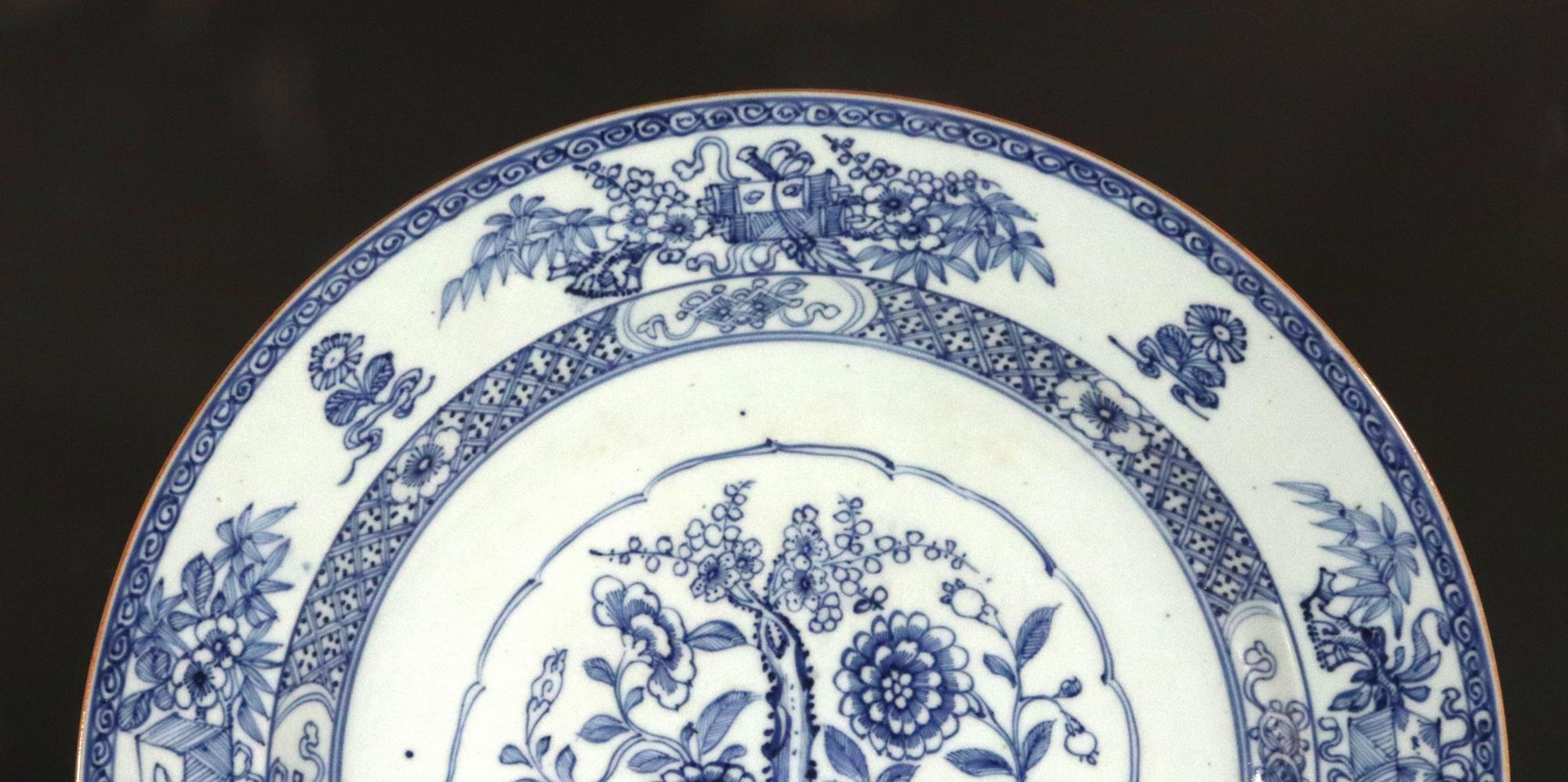 Chinesische botanische runde Schale aus Porzellan mit Unterglasur in Blau im Zustand „Gut“ im Angebot in Downingtown, PA