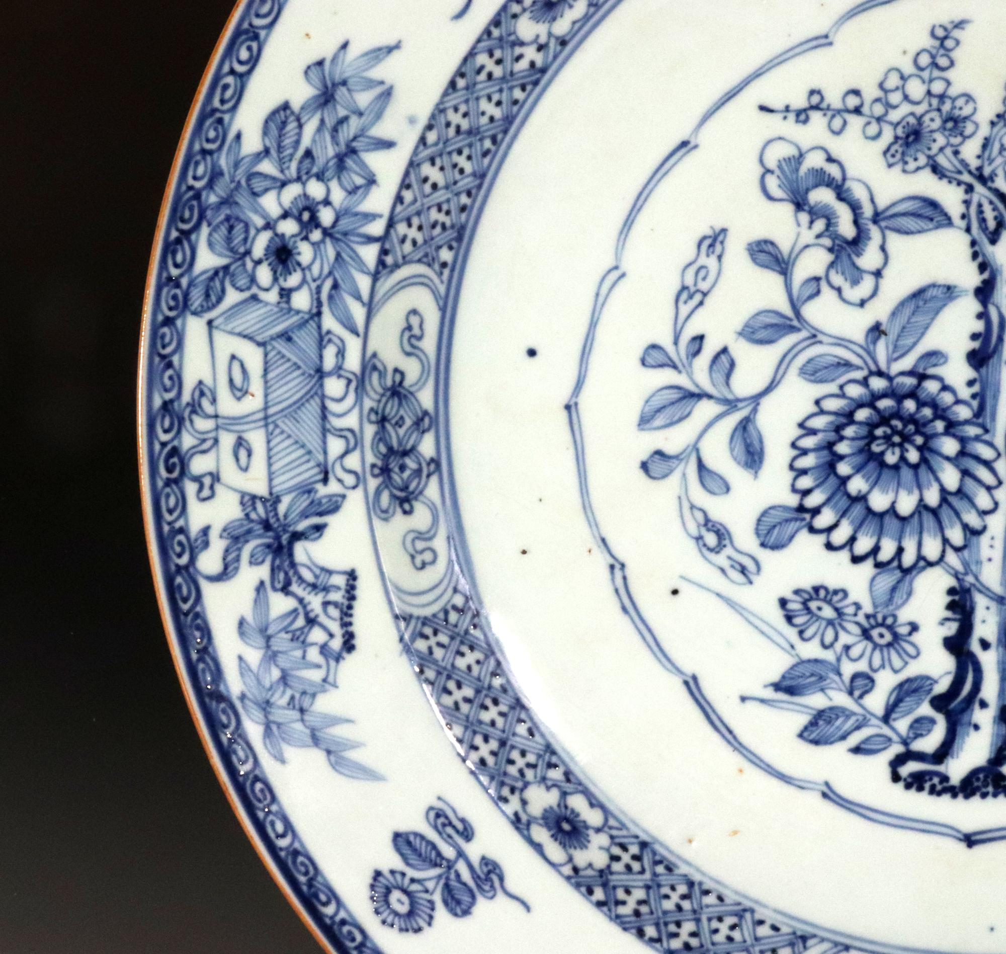 Chinesische botanische runde Schale aus Porzellan mit Unterglasur in Blau (Spätes 18. Jahrhundert) im Angebot