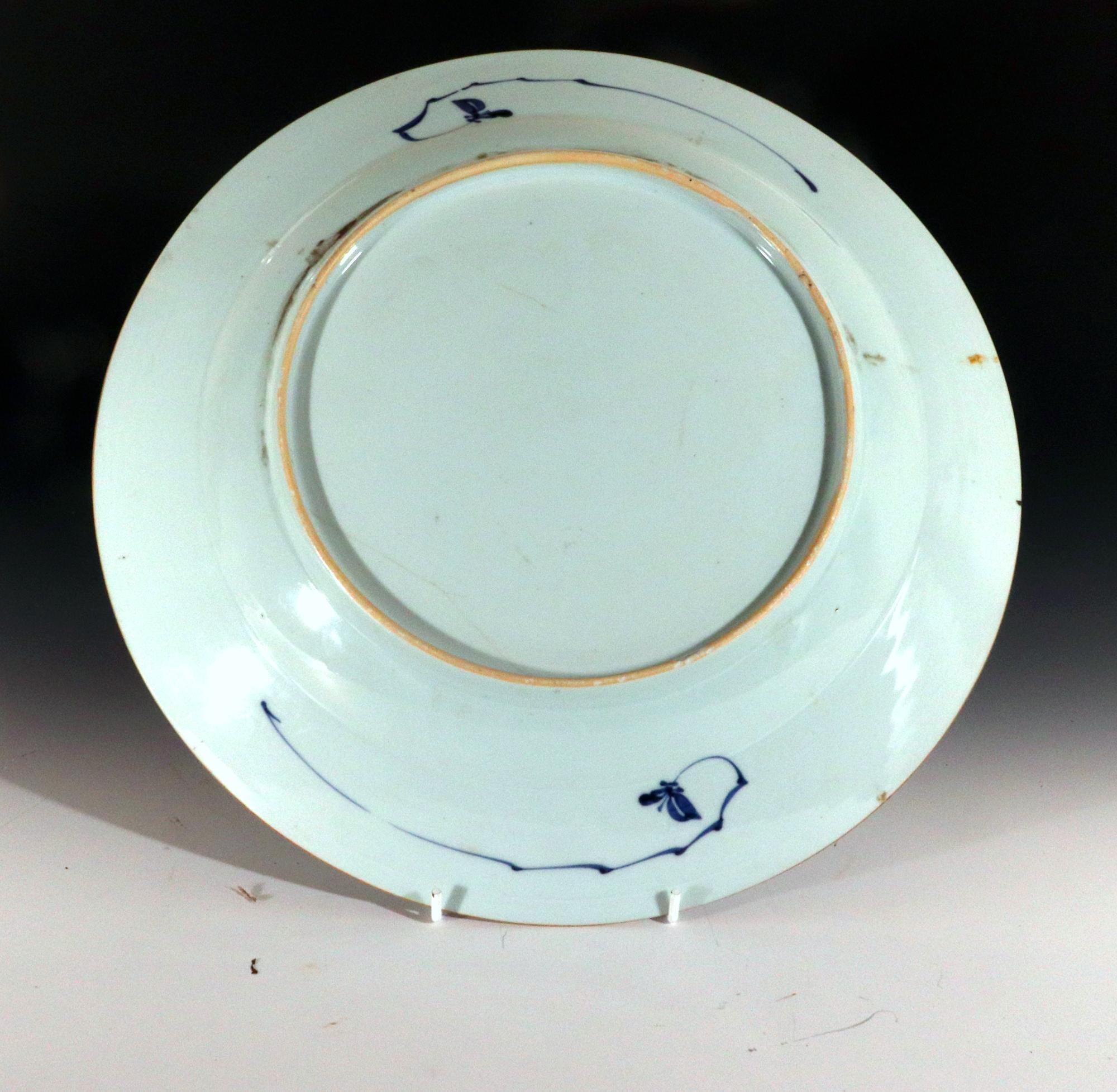 Fin du XVIIIe siècle Plat circulaire botanique en porcelaine d'exportation chinoise bleu sous glaçure en vente