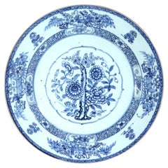 Chinesische botanische runde Schale aus Porzellan mit Unterglasur in Blau