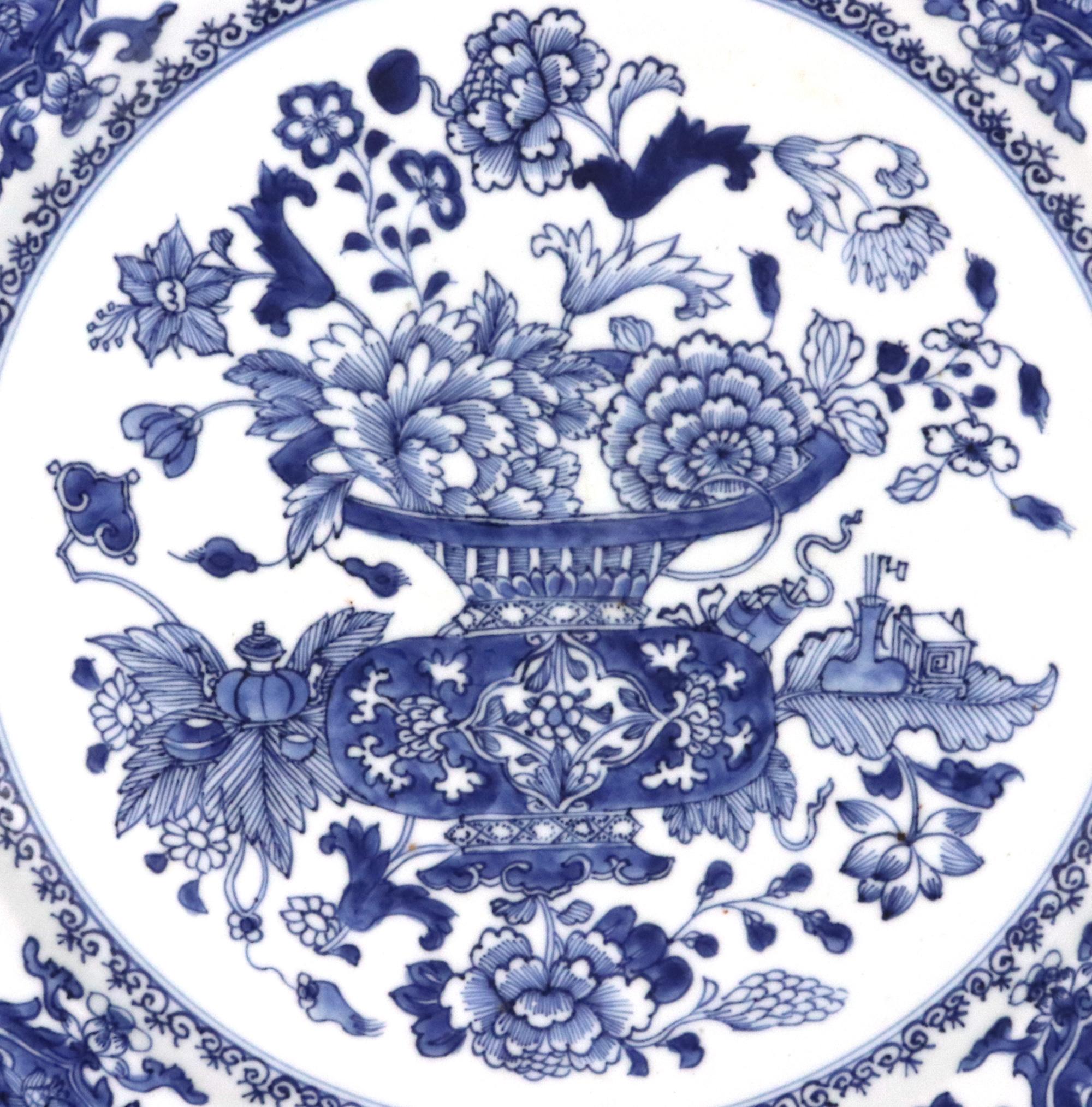 Plat en porcelaine d'exportation chinoise bleu sous glaçure,
Circa 1775

Ce plat en porcelaine d'exportation chinoise bien peinte en bleu sous glaçure est orné d'une grande censure centrale, la partie supérieure ajourée étant remplie de plantes