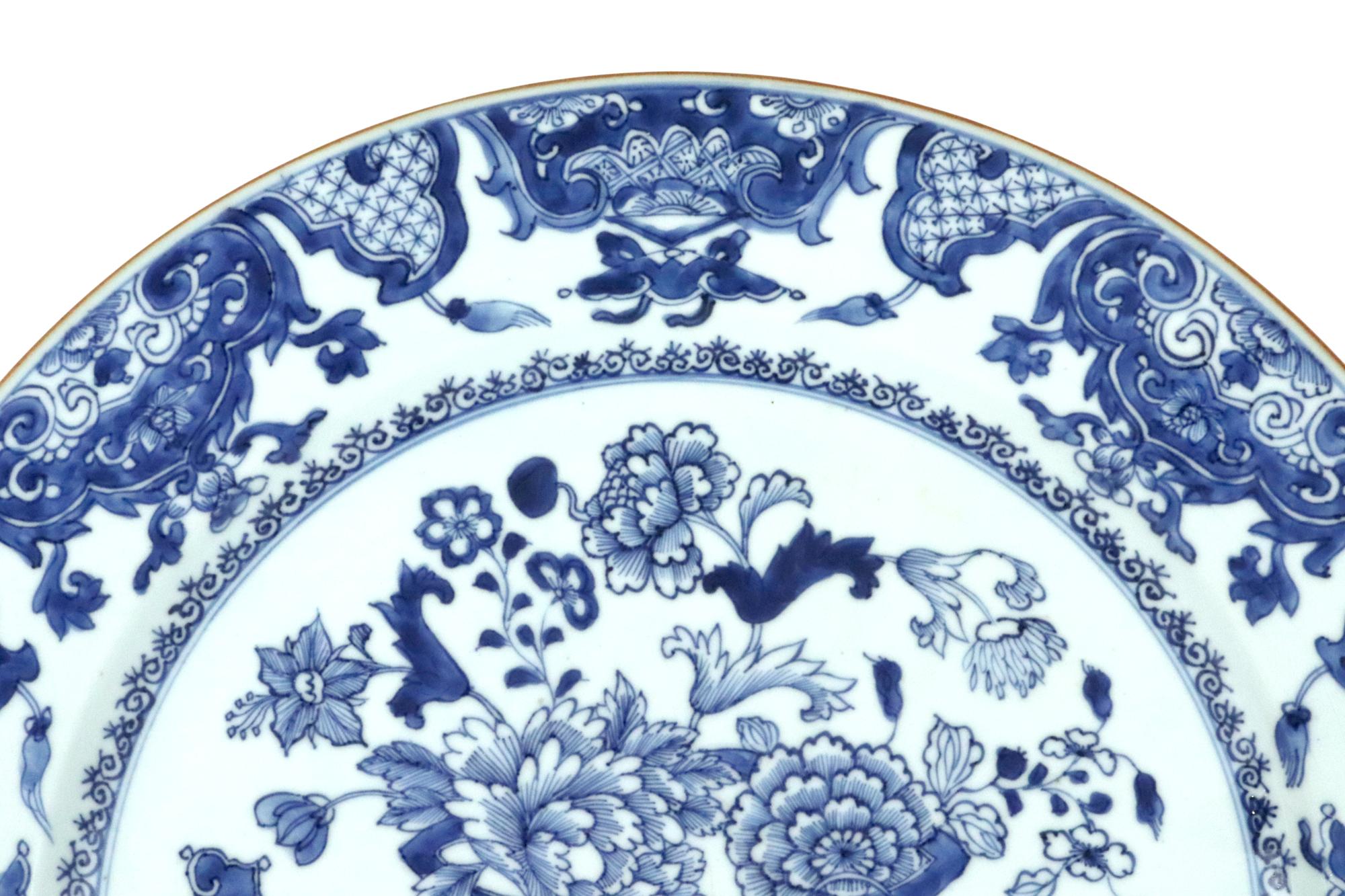 Fin du XVIIIe siècle Plat en porcelaine bleu sous glaçure d'exportation chinoise avec fleurs en vente