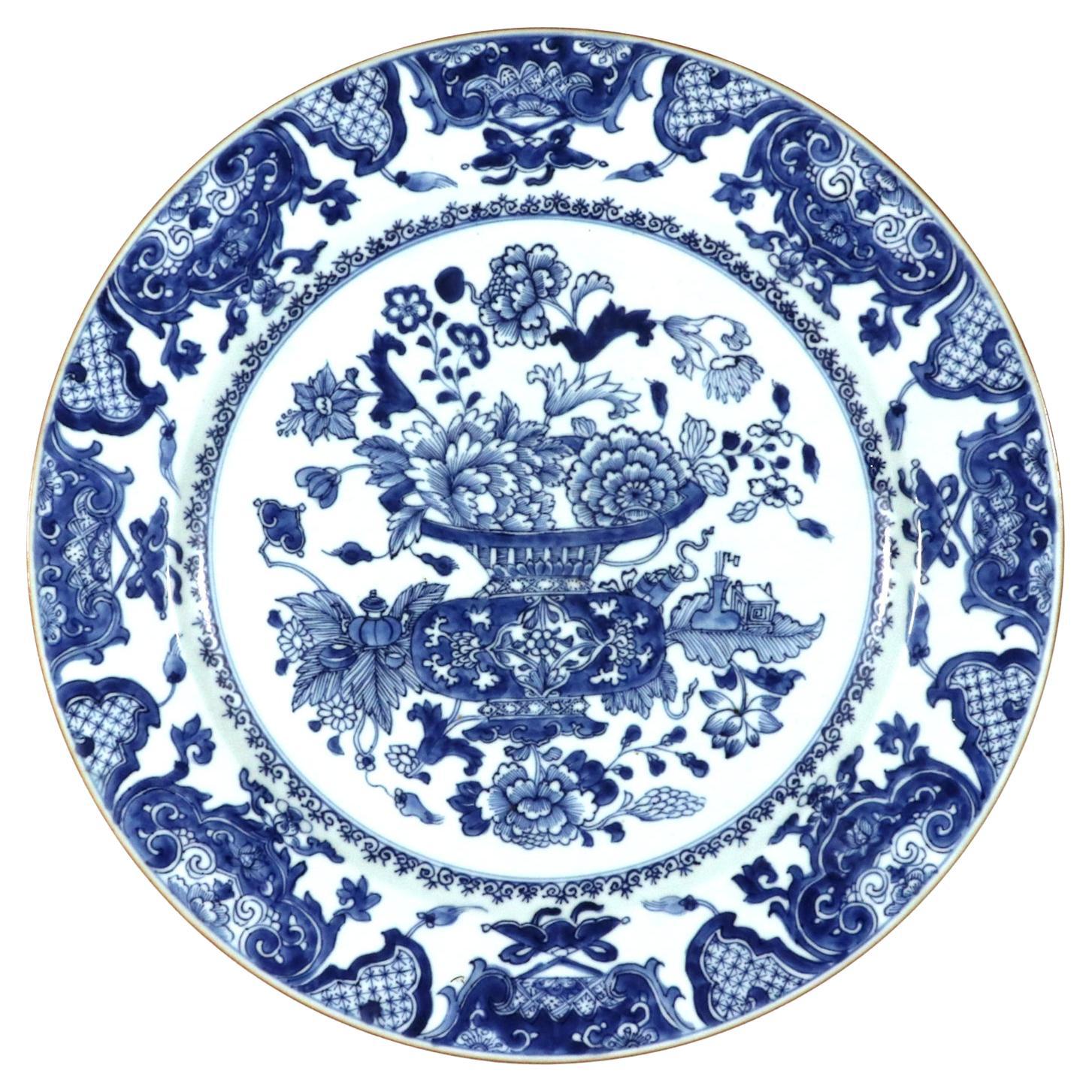 Plat en porcelaine bleu sous glaçure d'exportation chinoise avec fleurs en vente