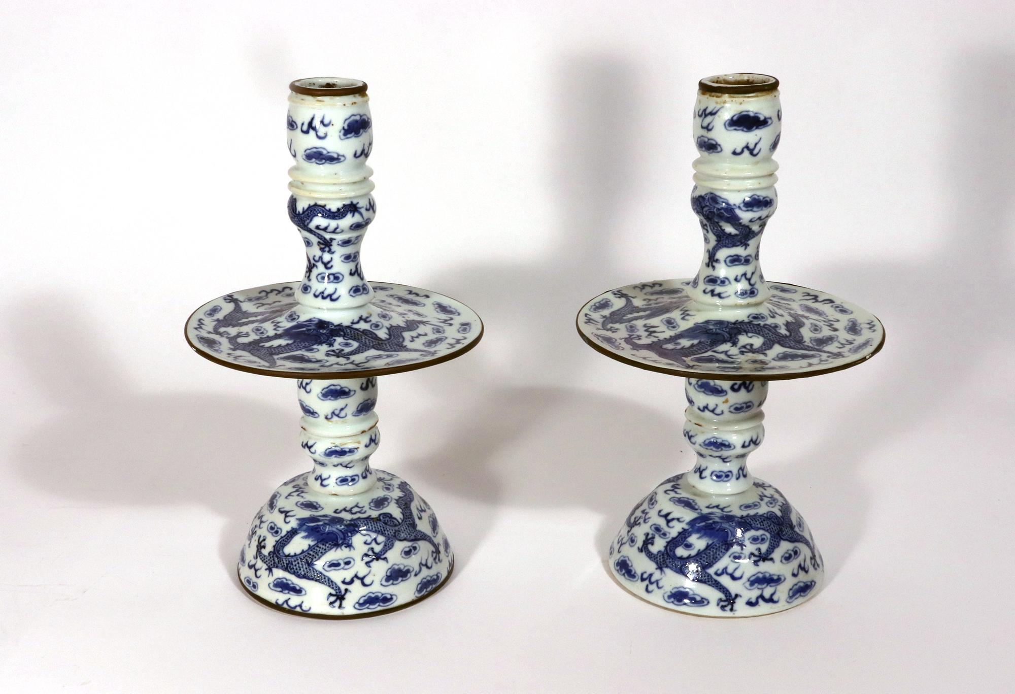Paire de chandeliers en porcelaine d'exportation chinoise bleu sous glaçure,
Vers 1850-80

La paire de chandeliers en porcelaine bleue sous glaçure d'exportation chinoise a une base circulaire en forme de dôme et de pétale, la colonne étant dotée
