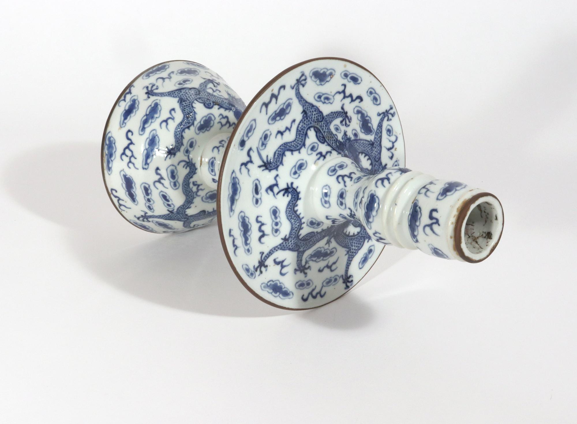 Chinesischer Export Porzellan Unterglasurblau Paar Kerzenständer im Zustand „Gut“ im Angebot in Downingtown, PA