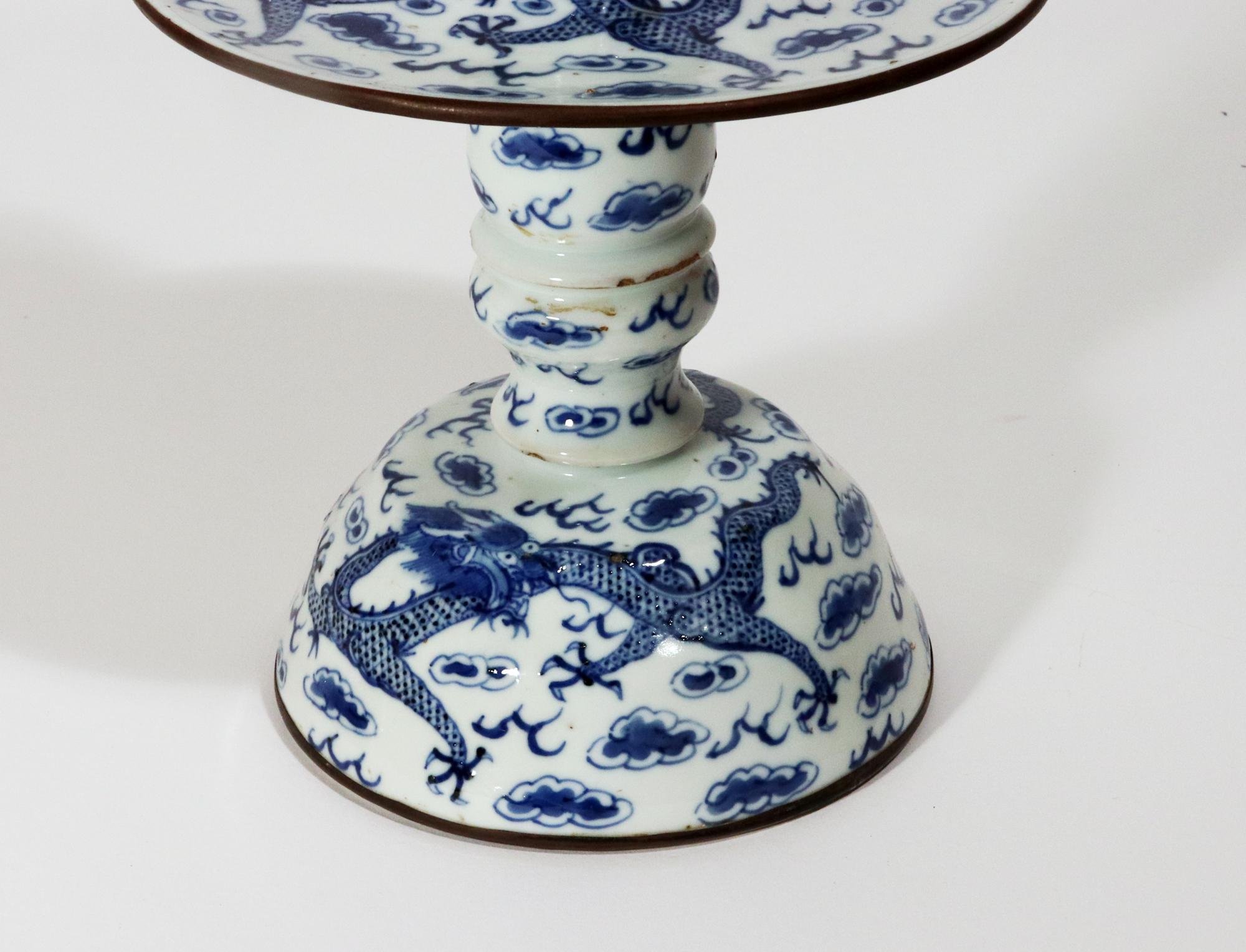XIXe siècle Paire de chandeliers d'exportation chinoise en porcelaine bleue sous glaçure en vente