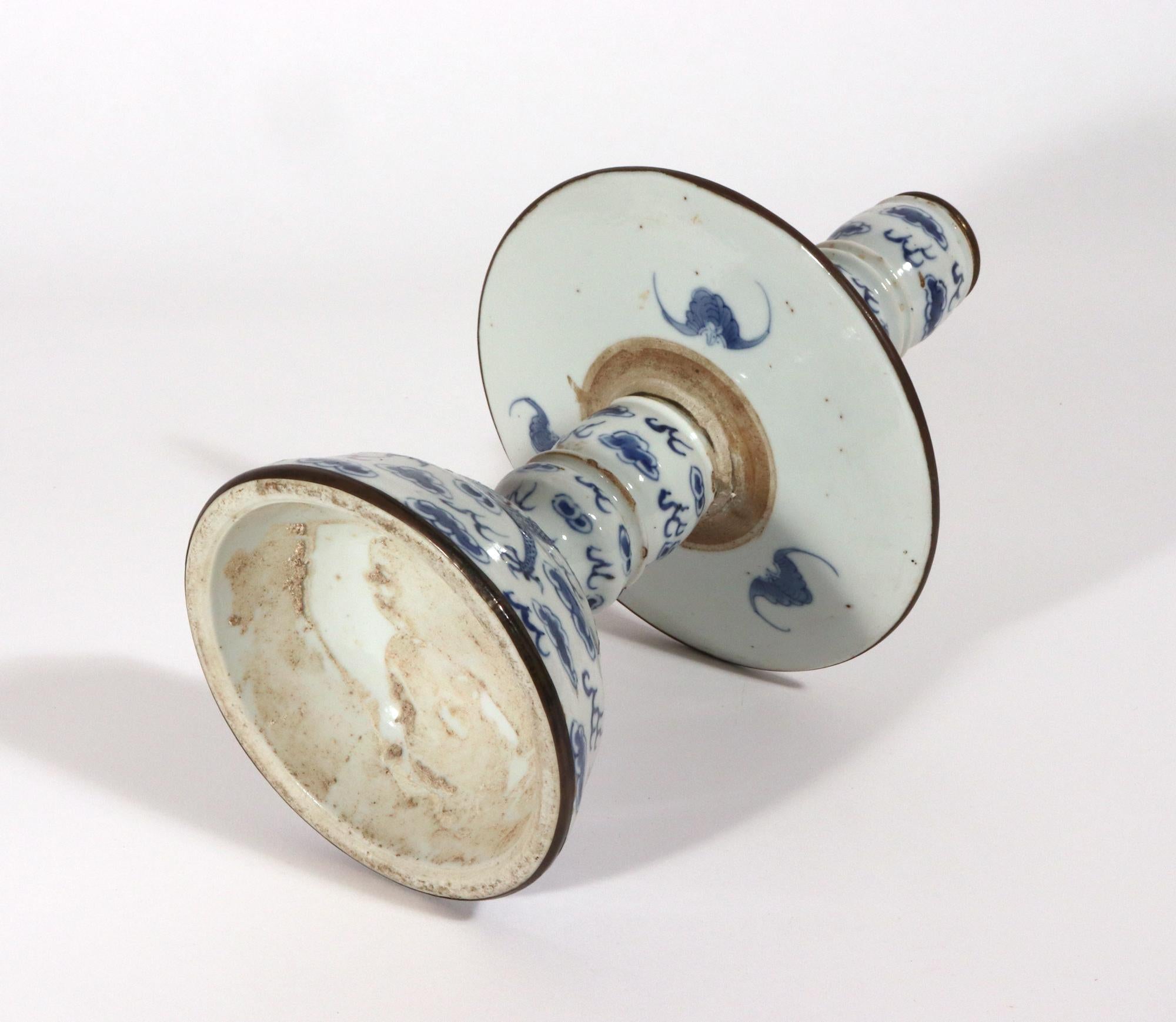 Porcelaine Paire de chandeliers d'exportation chinoise en porcelaine bleue sous glaçure en vente