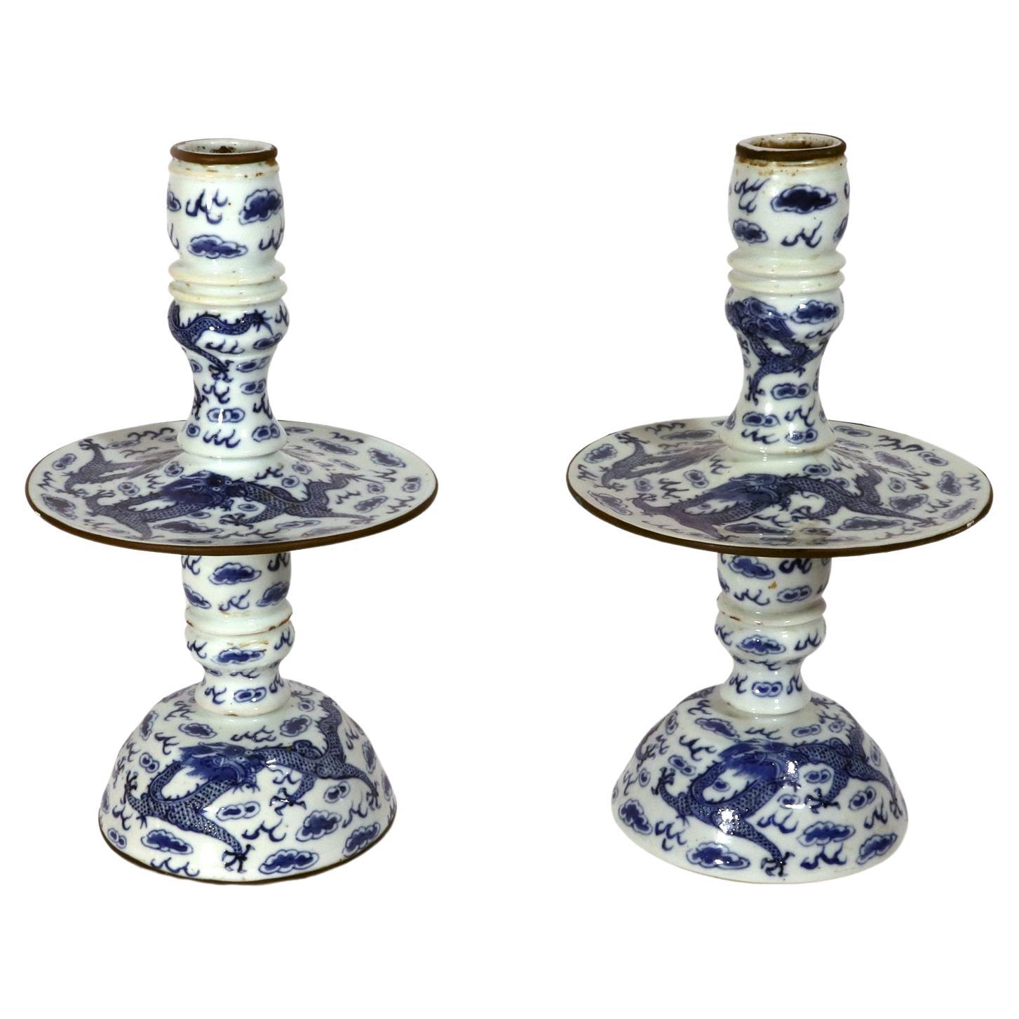 Paire de chandeliers d'exportation chinoise en porcelaine bleue sous glaçure en vente