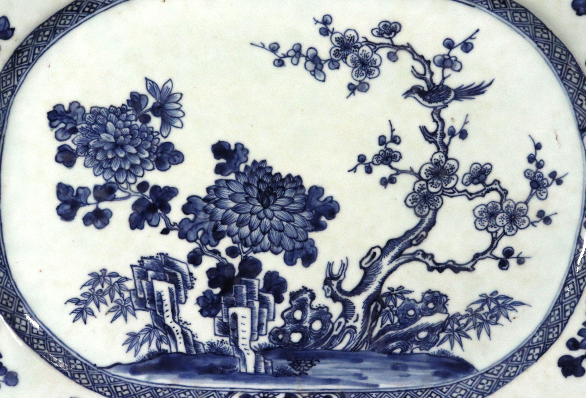 Exportation chinoise Plat botanique en porcelaine d'exportation chinoise à décor bleu sous glaçure en vente