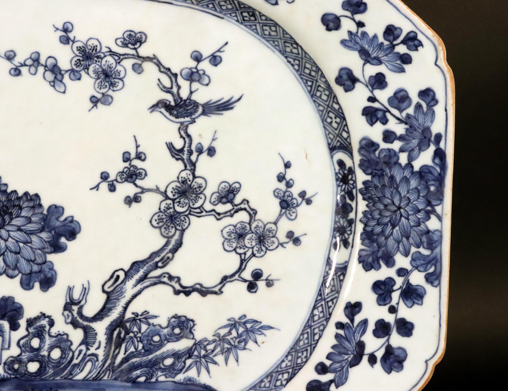 Milieu du XVIIIe siècle Plat botanique en porcelaine d'exportation chinoise à décor bleu sous glaçure en vente