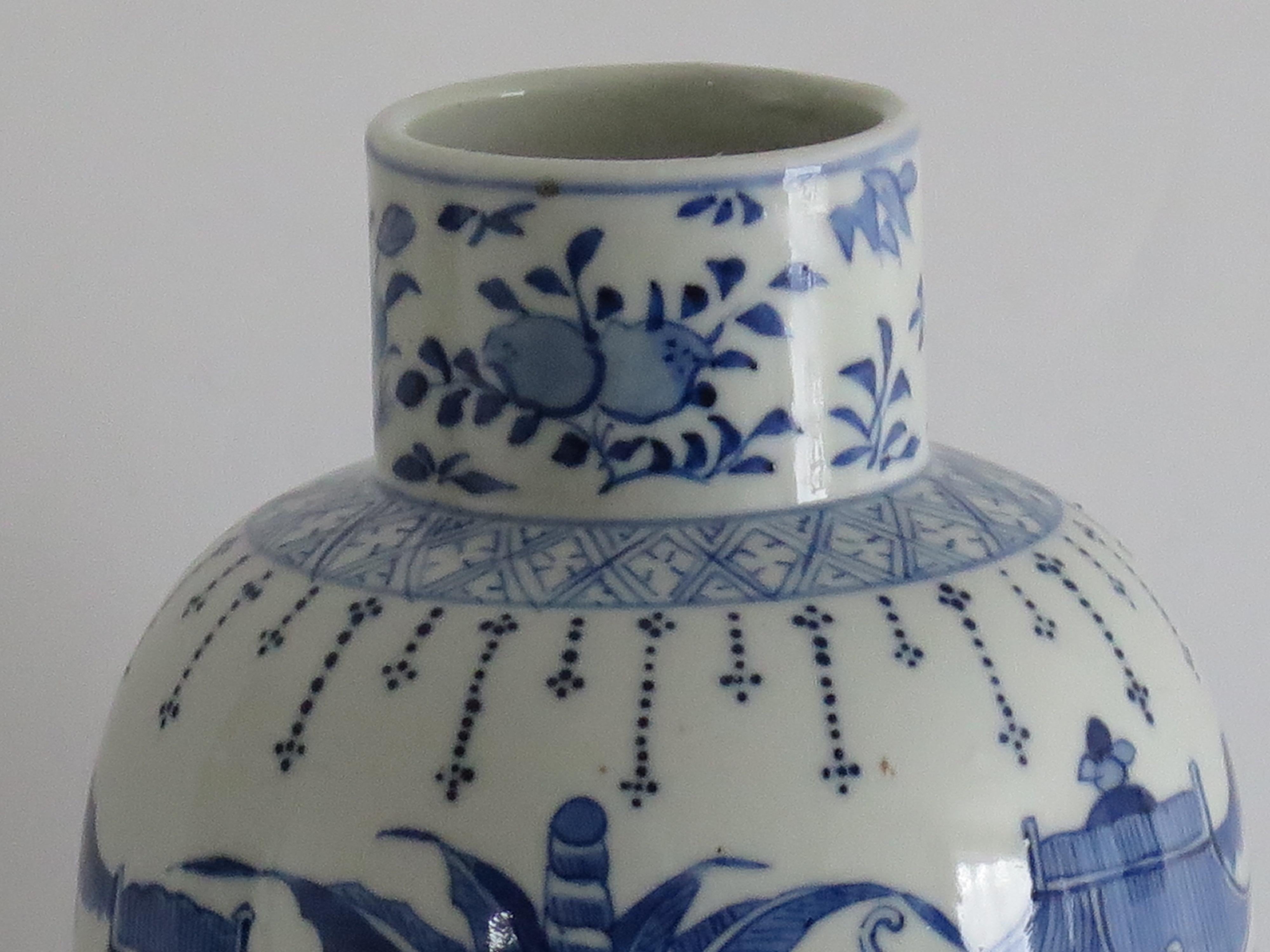 Chinese Export Porcelain Vase Blue & White Hand Painted 31cm, 19thC Qing Tongzhi For Sale 7