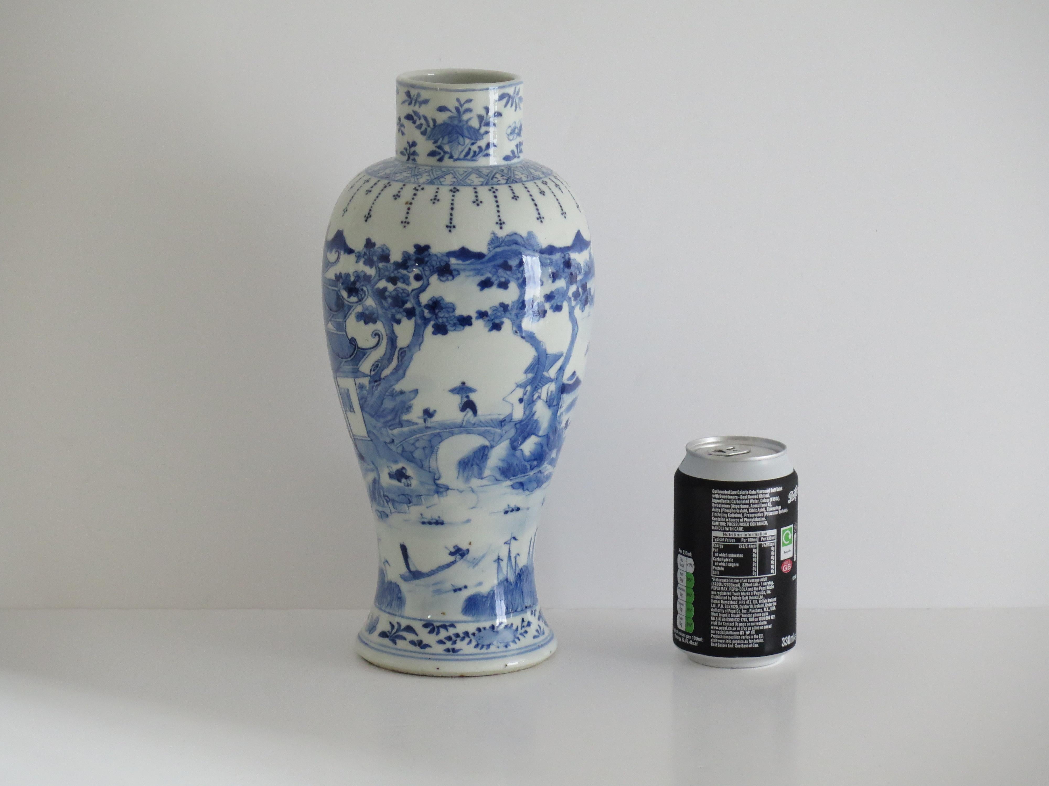 Chinese Export Porcelain Vase Blue & White Hand Painted 31cm, 19thC Qing Tongzhi For Sale 11