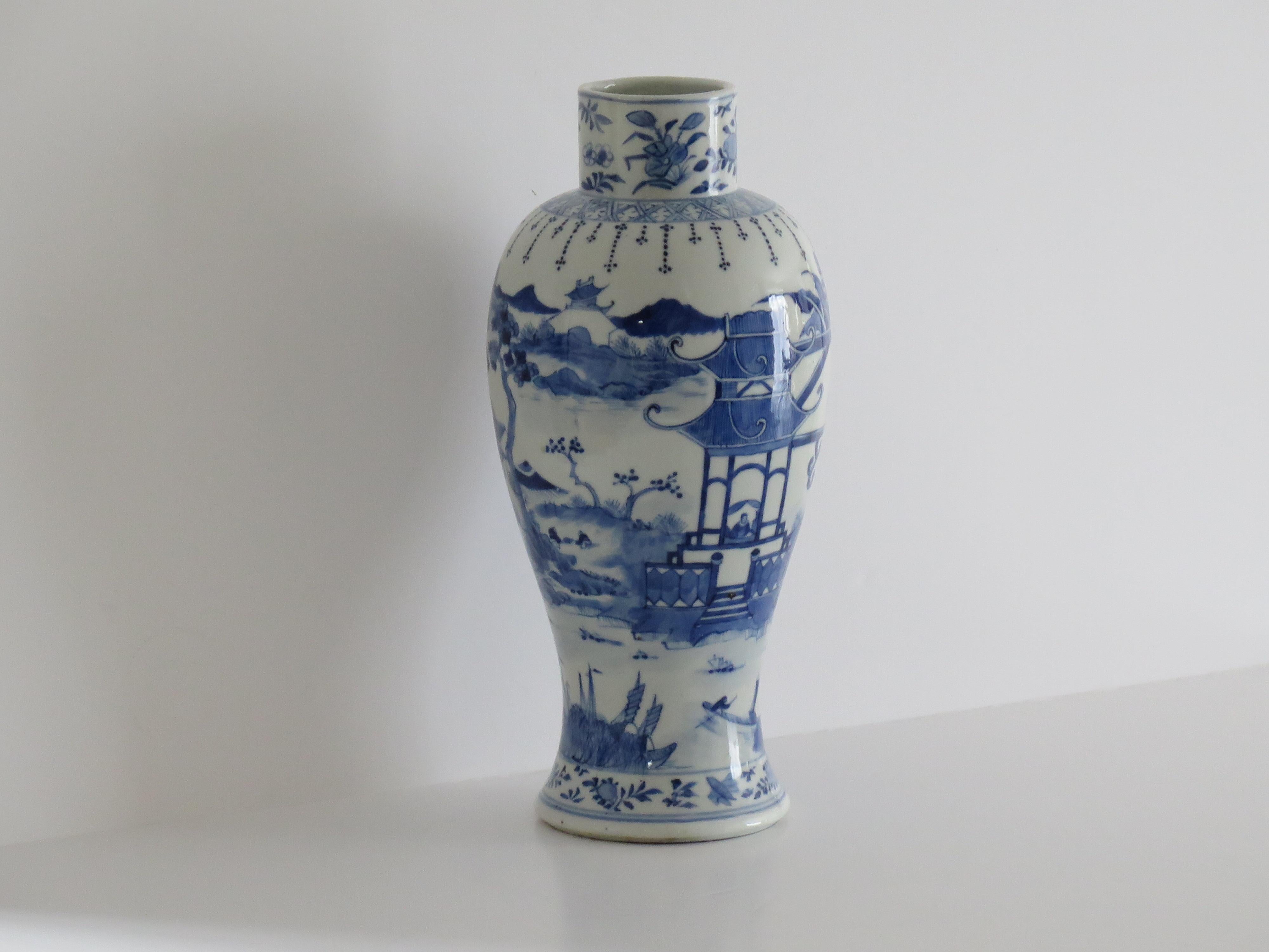 Hand-Painted Chinese Export Porcelain Vase Blue & White Hand Painted 31cm, 19thC Qing Tongzhi For Sale