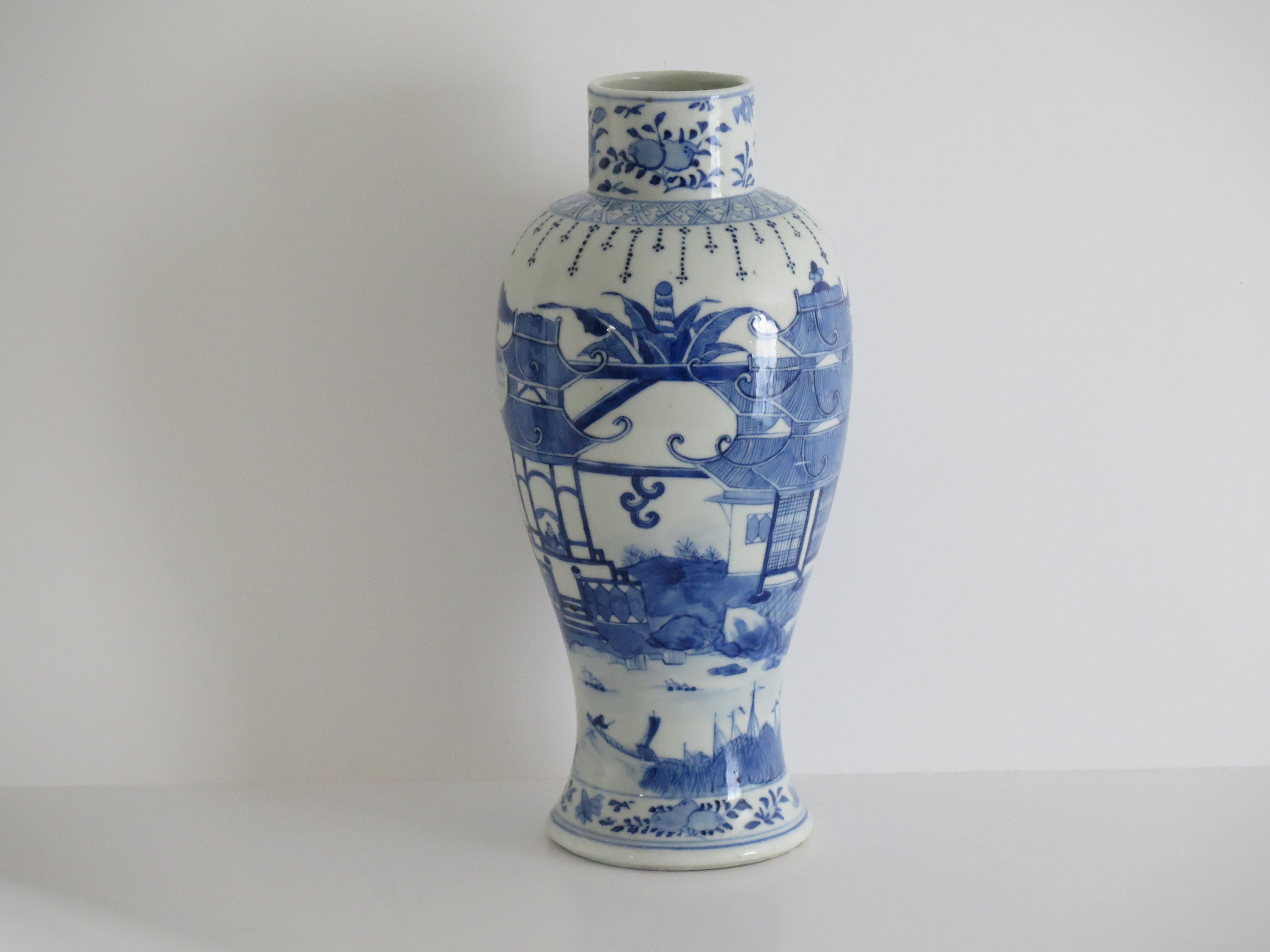 Chinese Export Porcelain Vase Blue & White Hand Painted 31cm, 19thC Qing Tongzhi In Good Condition For Sale In Lincoln, Lincolnshire