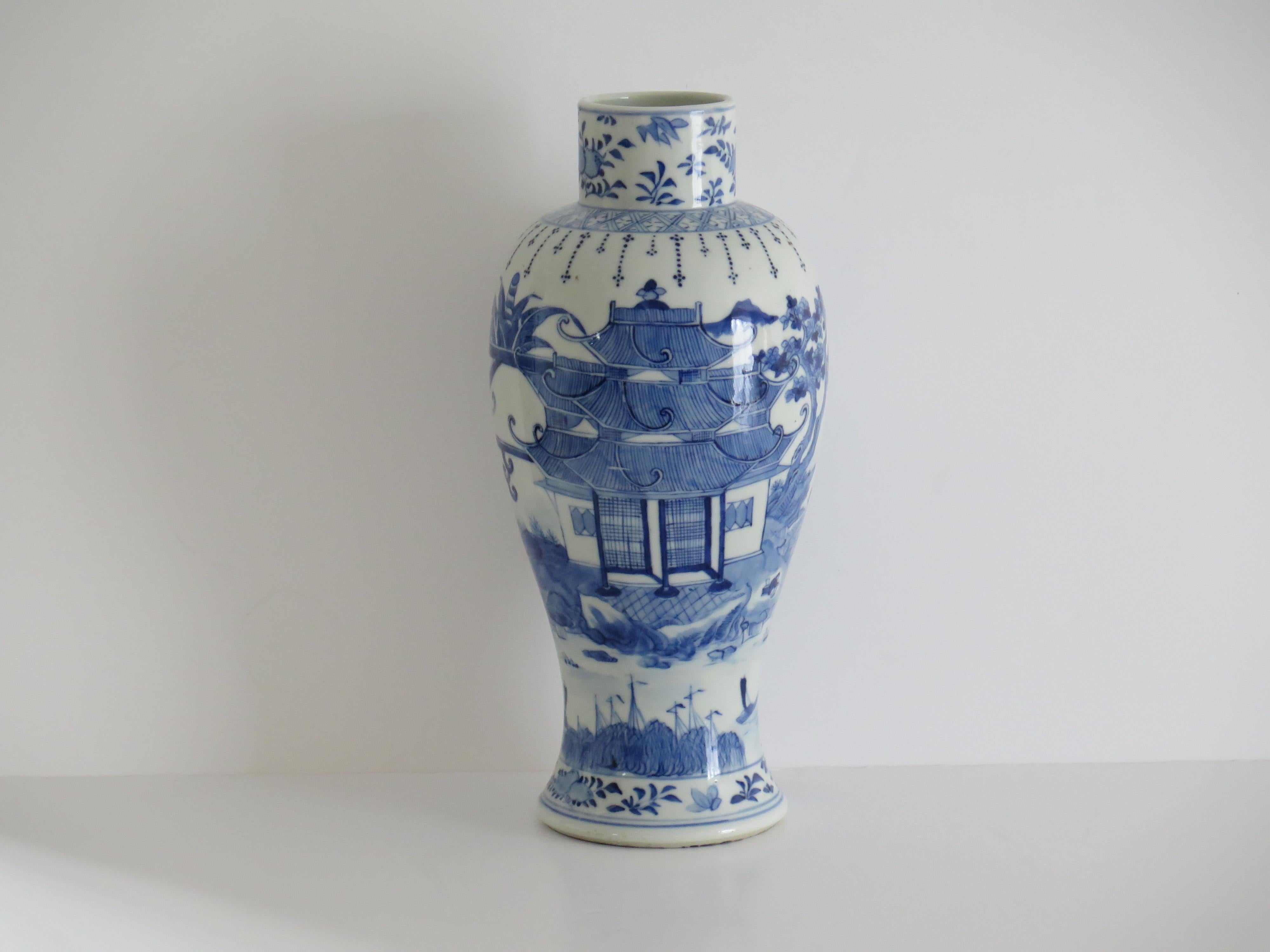 19th Century Chinese Export Porcelain Vase Blue & White Hand Painted 31cm, 19thC Qing Tongzhi For Sale