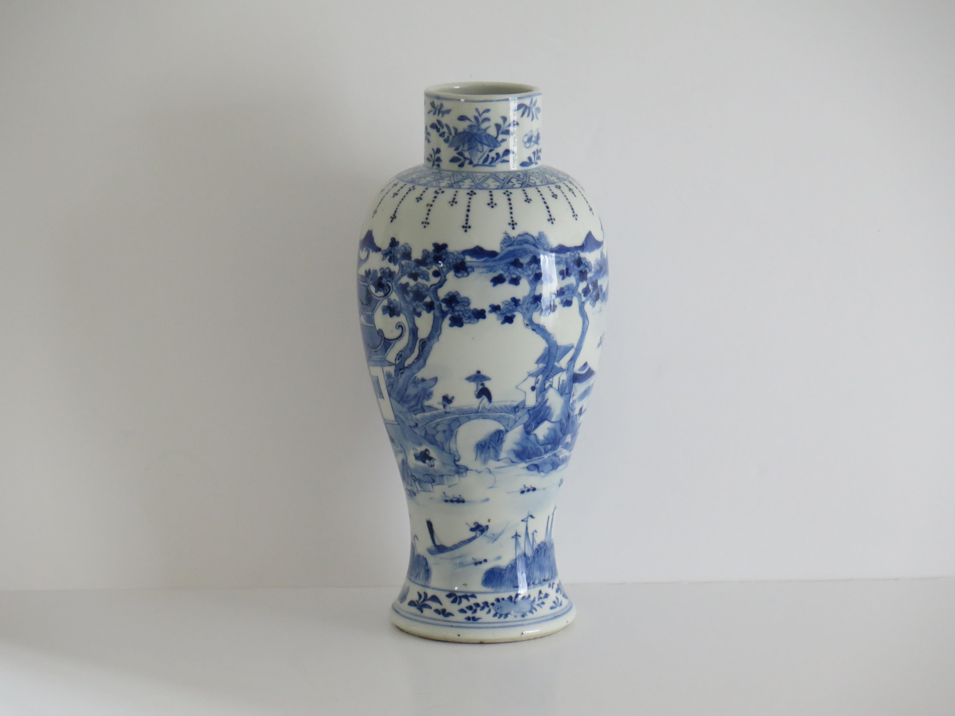 Chinese Export Porcelain Vase Blue & White Hand Painted 31cm, 19thC Qing Tongzhi For Sale 1