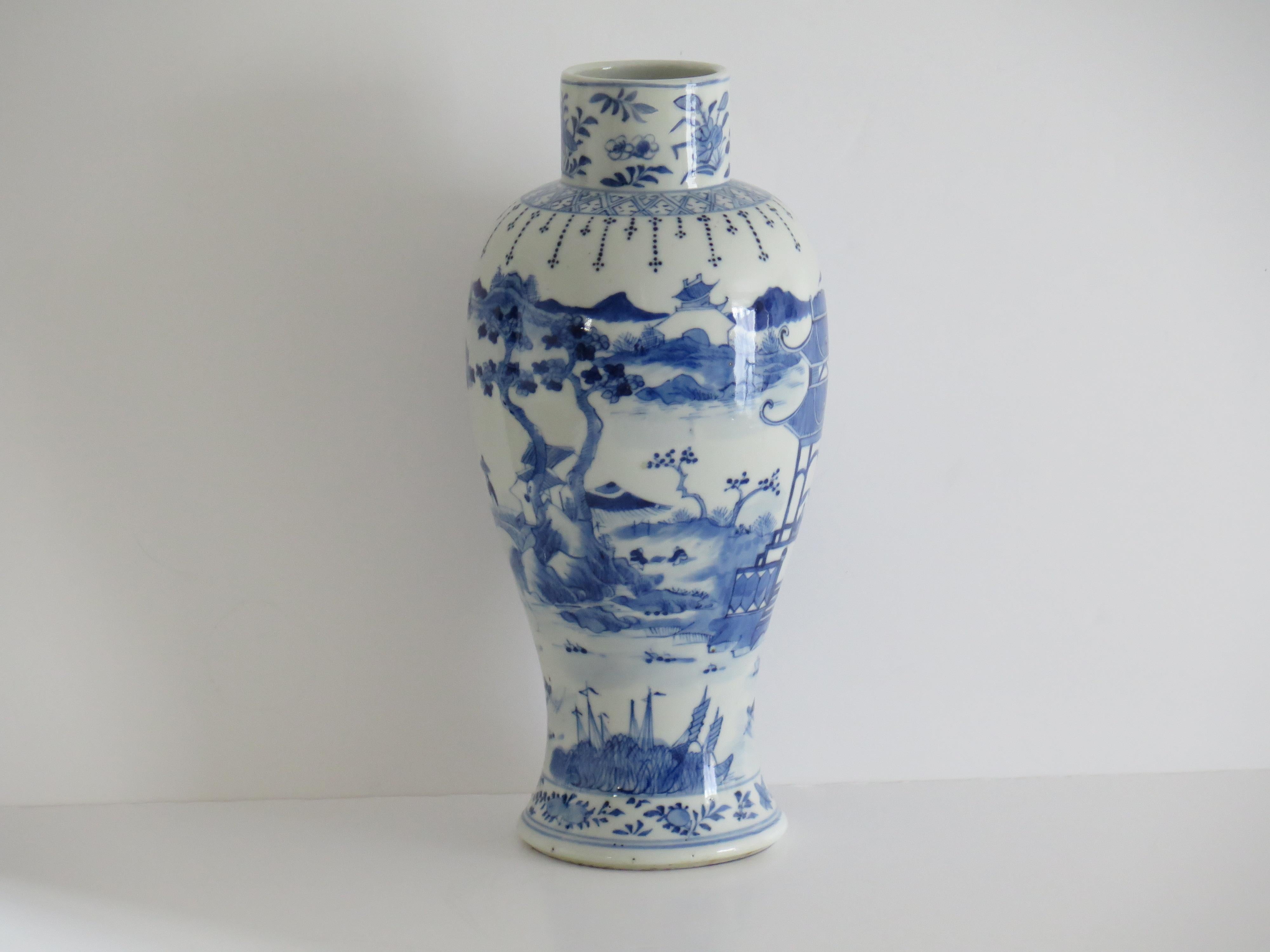 Chinese Export Porcelain Vase Blue & White Hand Painted 31cm, 19thC Qing Tongzhi For Sale 2