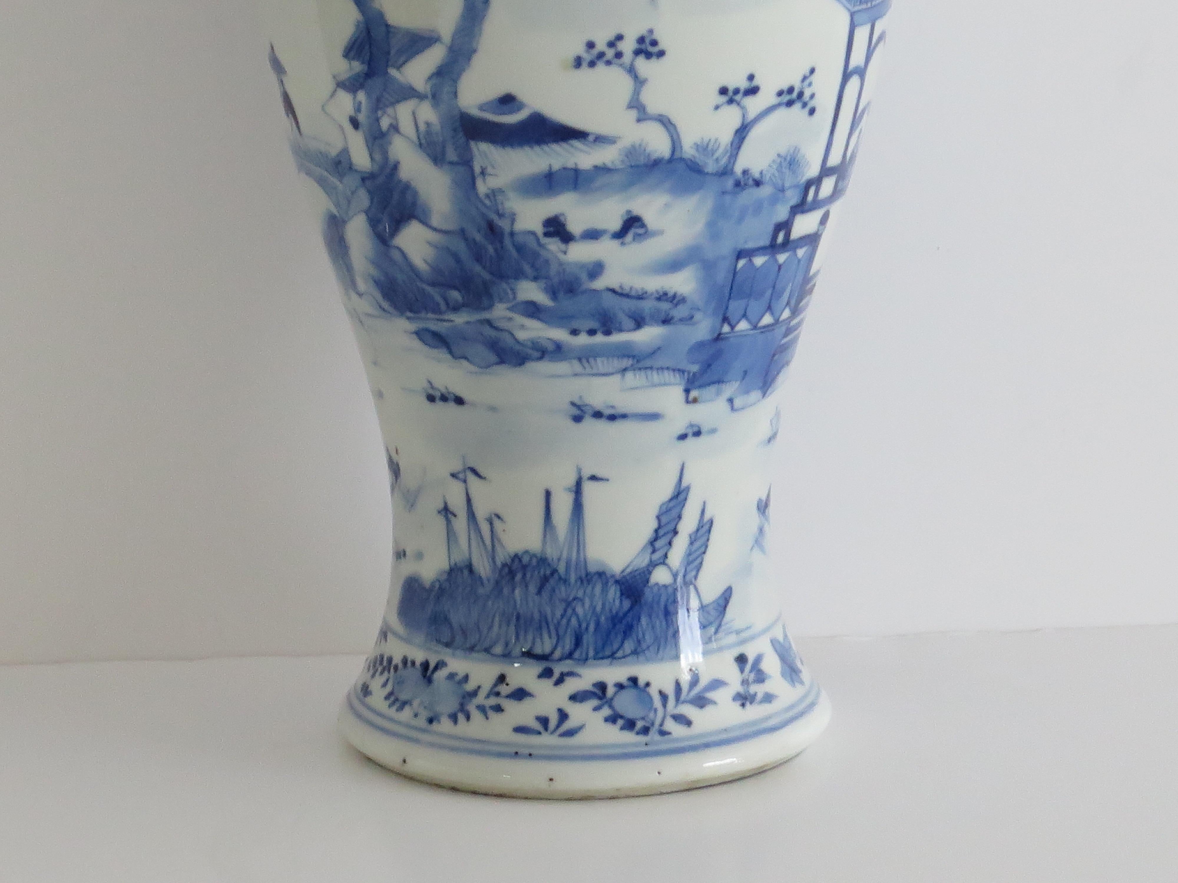 Chinese Export Porcelain Vase Blue & White Hand Painted 31cm, 19thC Qing Tongzhi For Sale 4