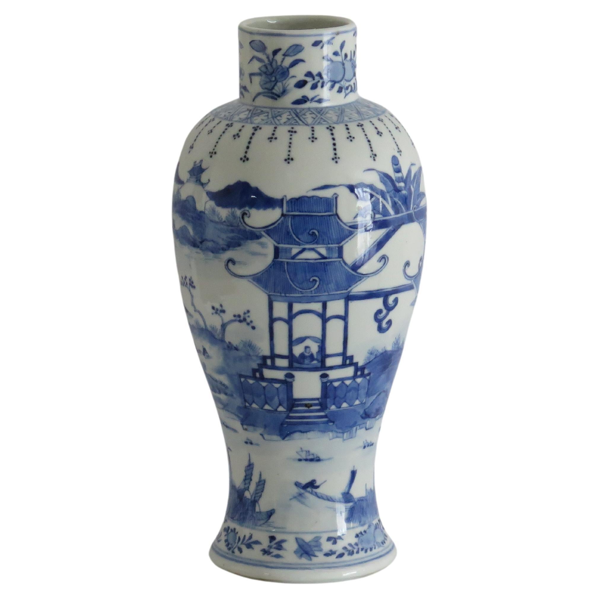 Chinese Export Porcelain Vase Blue & White Hand Painted 31cm, 19thC Qing Tongzhi For Sale