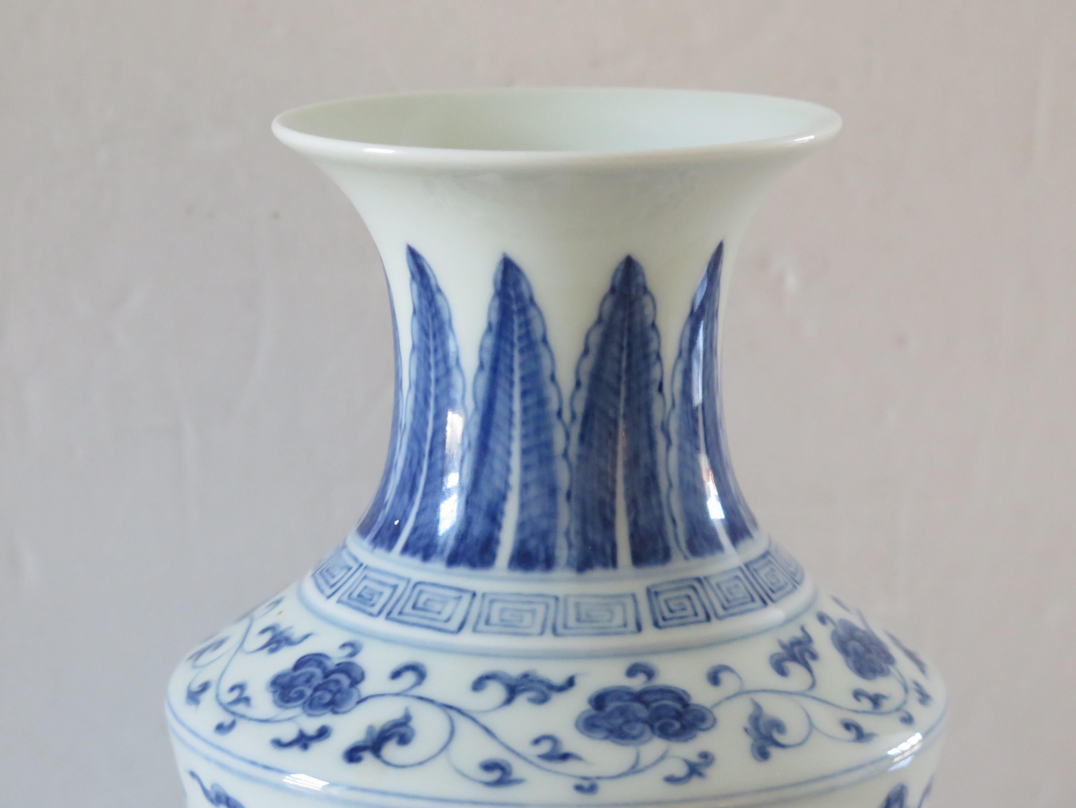 Chinese Export Vase Blue & White porcelain Hand Painted Kylins, Circa 1930 3