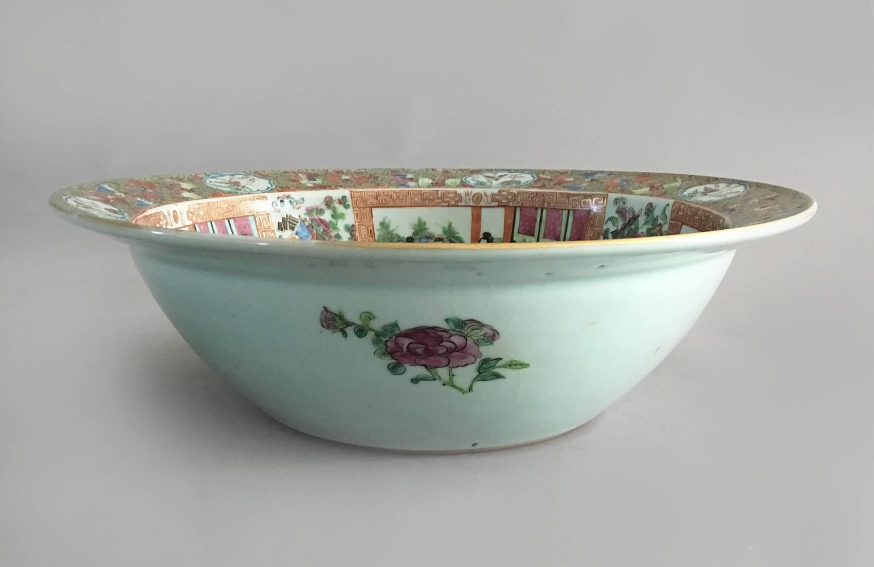 Chinese Export Qing Dynasty Famille Rose Mandarin Bowl In Excellent Condition For Sale In Sheffield, MA