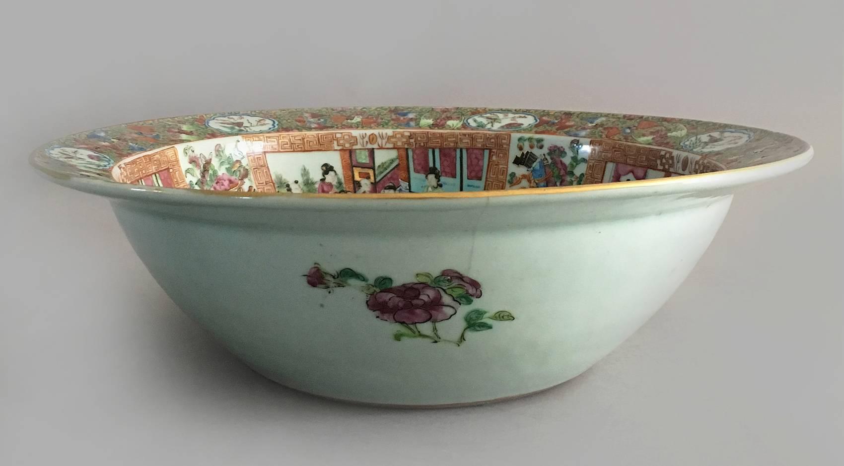 Chinese Export Qing Dynasty Famille Rose Mandarin Bowl For Sale 4