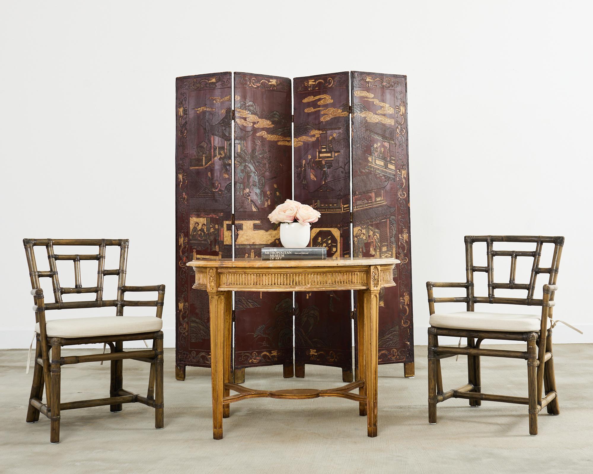 Exportación china de finales del siglo XIX/principios del XX Biombo coromandel de cuatro paneles del periodo Qing. La pantalla de dos caras representa un pabellón amurallado por un lado y una espectacular grulla blanca de Manchuria por el otro, en