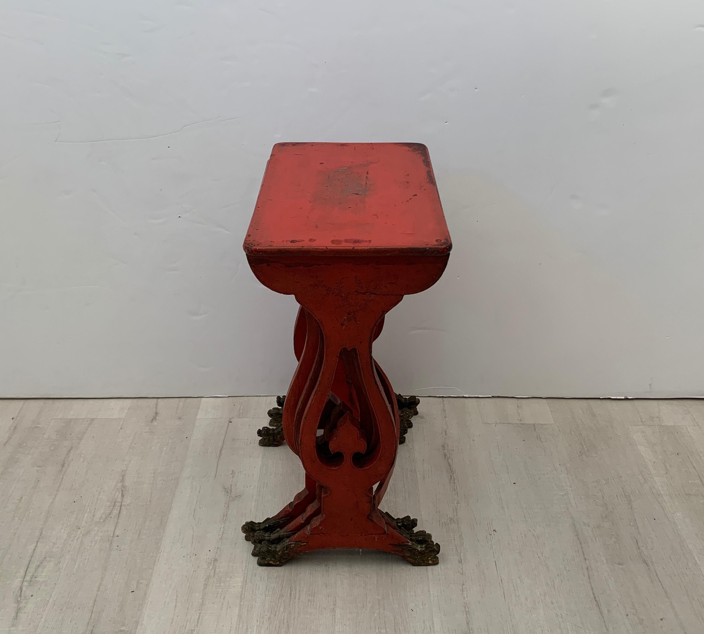 Chinese Export Red Lacquer and Gilt Nesting Tables, Set of 3, 19th Century 2