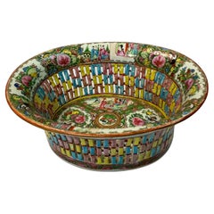Chinese Export Reticulated Rose Medallion Porcelain Pottery Nut Serving Bowl