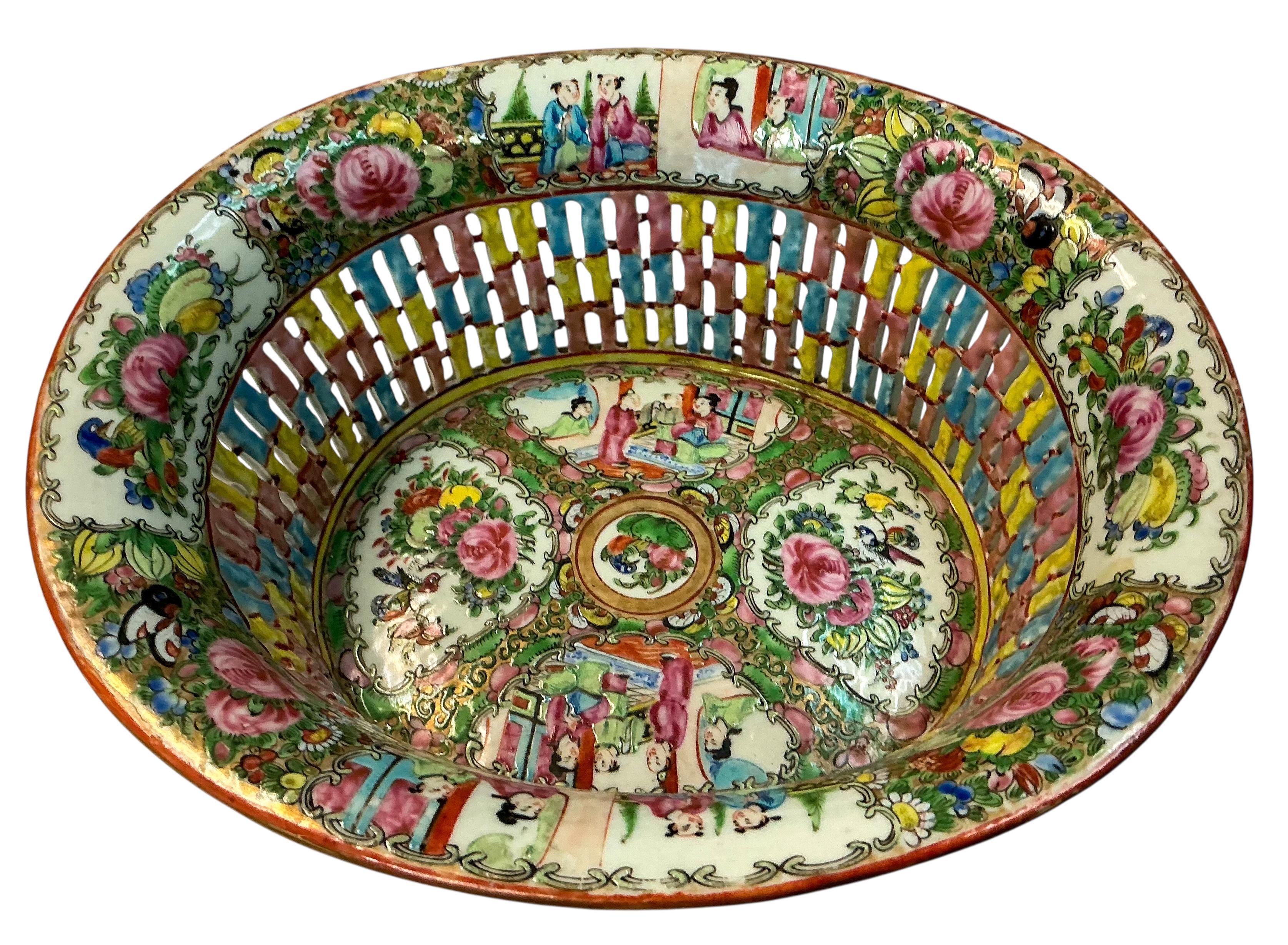 Chinese Export Reticulated Rose Medallion Porcelain Pottery Nut Serving Bowl In Good Condition For Sale In Kennesaw, GA