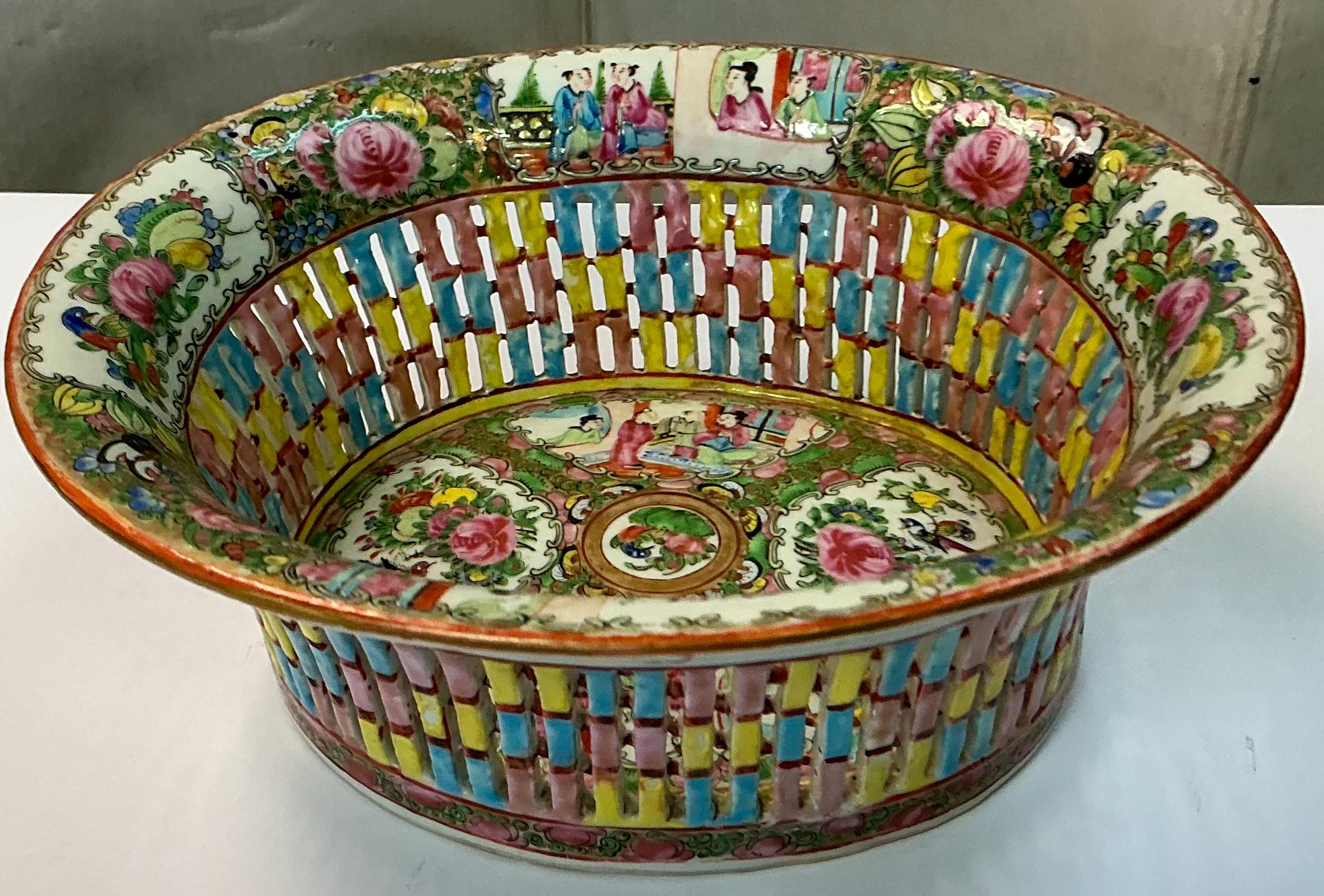 Chinese Export Reticulated Rose Medallion Porcelain Pottery Nut Serving Bowl For Sale 2