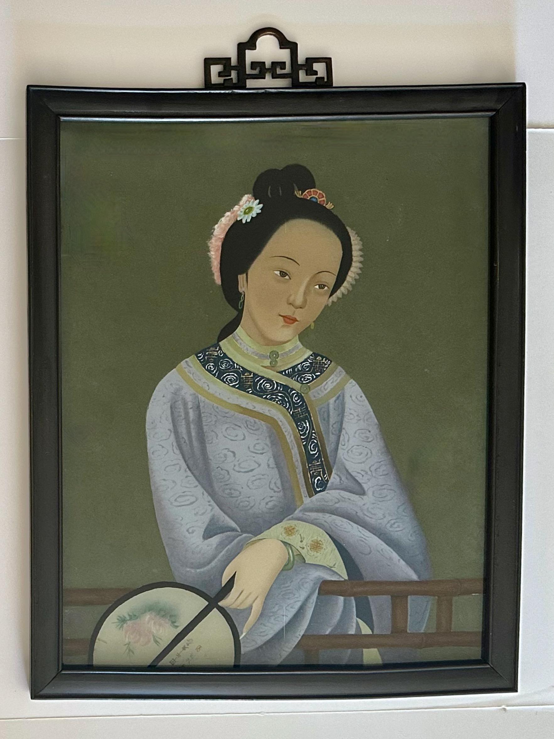 Se trata de una pintura al revés enmarcada sobre cristal, de la época de la República China, que representa a una belleza vestida con adornos tradicionales chinos. Los cuadros vienen con su marco original de madera dura y los antiguos pasadores en
