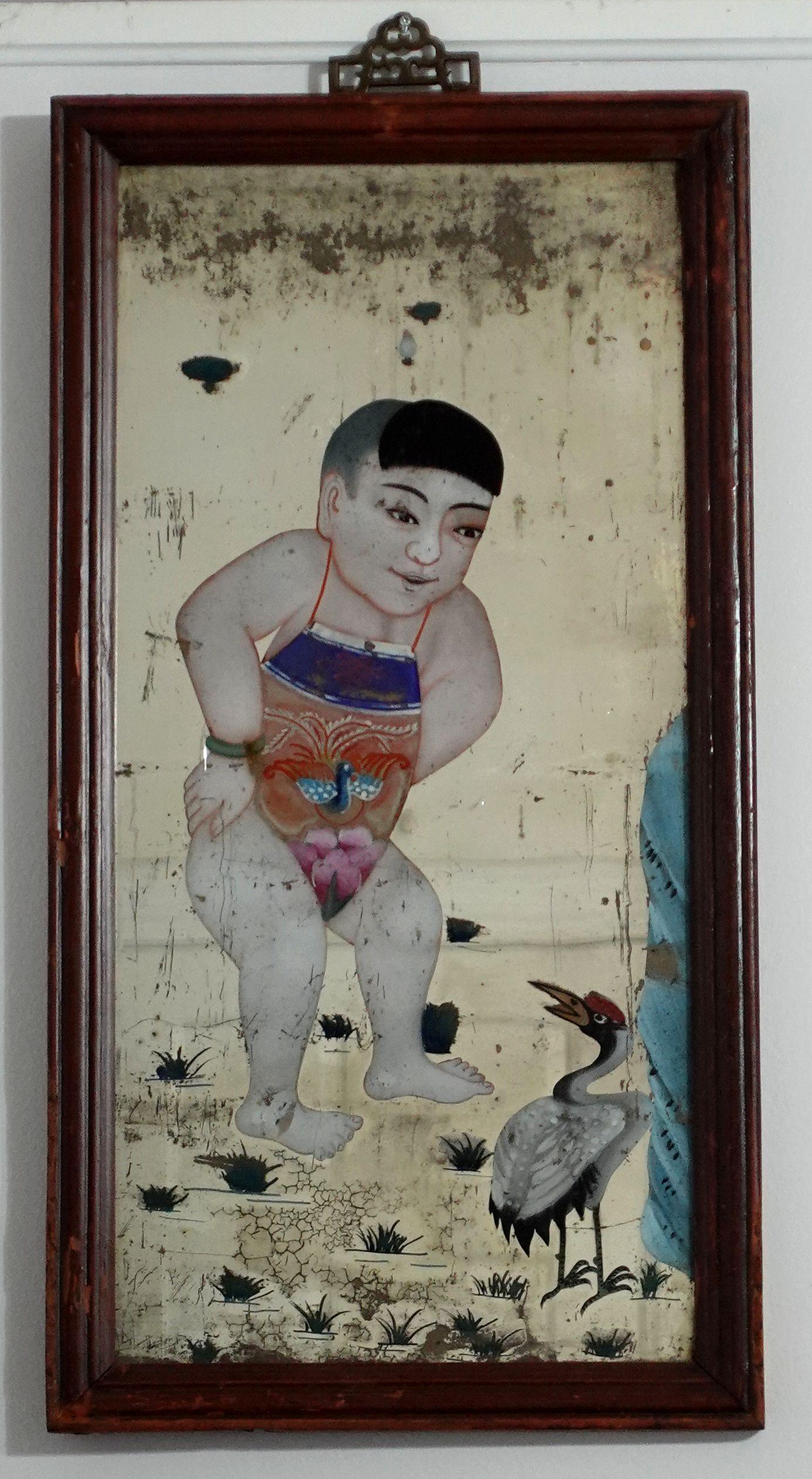 Une grande et charmante peinture inversée d'exportation chinoise du XIXe siècle sur le miroir, représentant un garçon et une grue dans un jardin. 

Les tableaux en verre inversé sont devenus à la mode au 18e siècle. Les panneaux de verre étaient