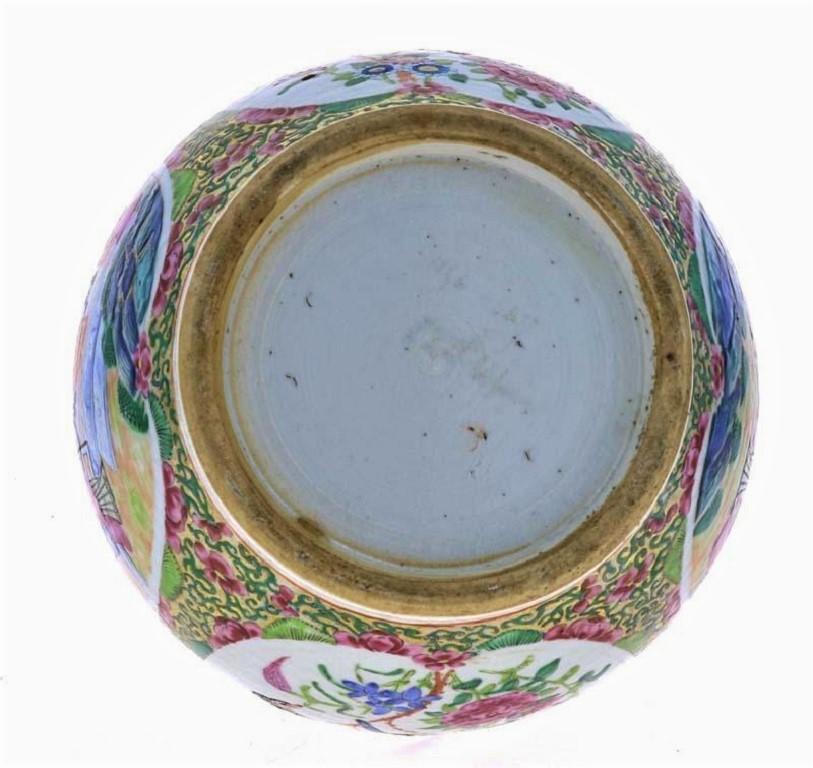 Chinesische chinesische Export-Rose-Mandarin-Flaschenvase mit Deckel, frühes 19. Jahrhundert im Angebot 9