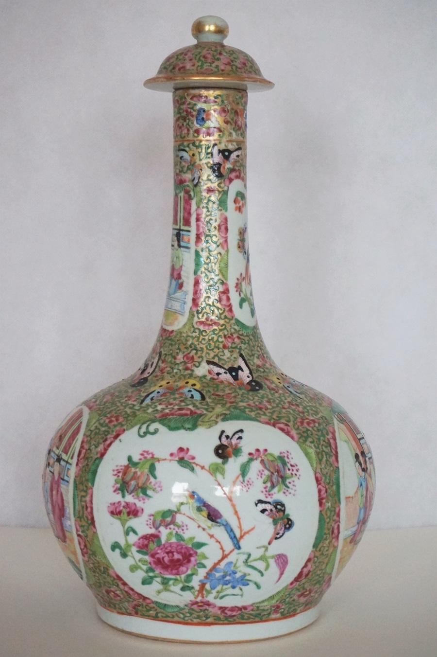 Chinese Export Rose Mandarin Lidded Bottle Vase, Early 19th Century  In Good Condition In Frankfurt am Main, DE