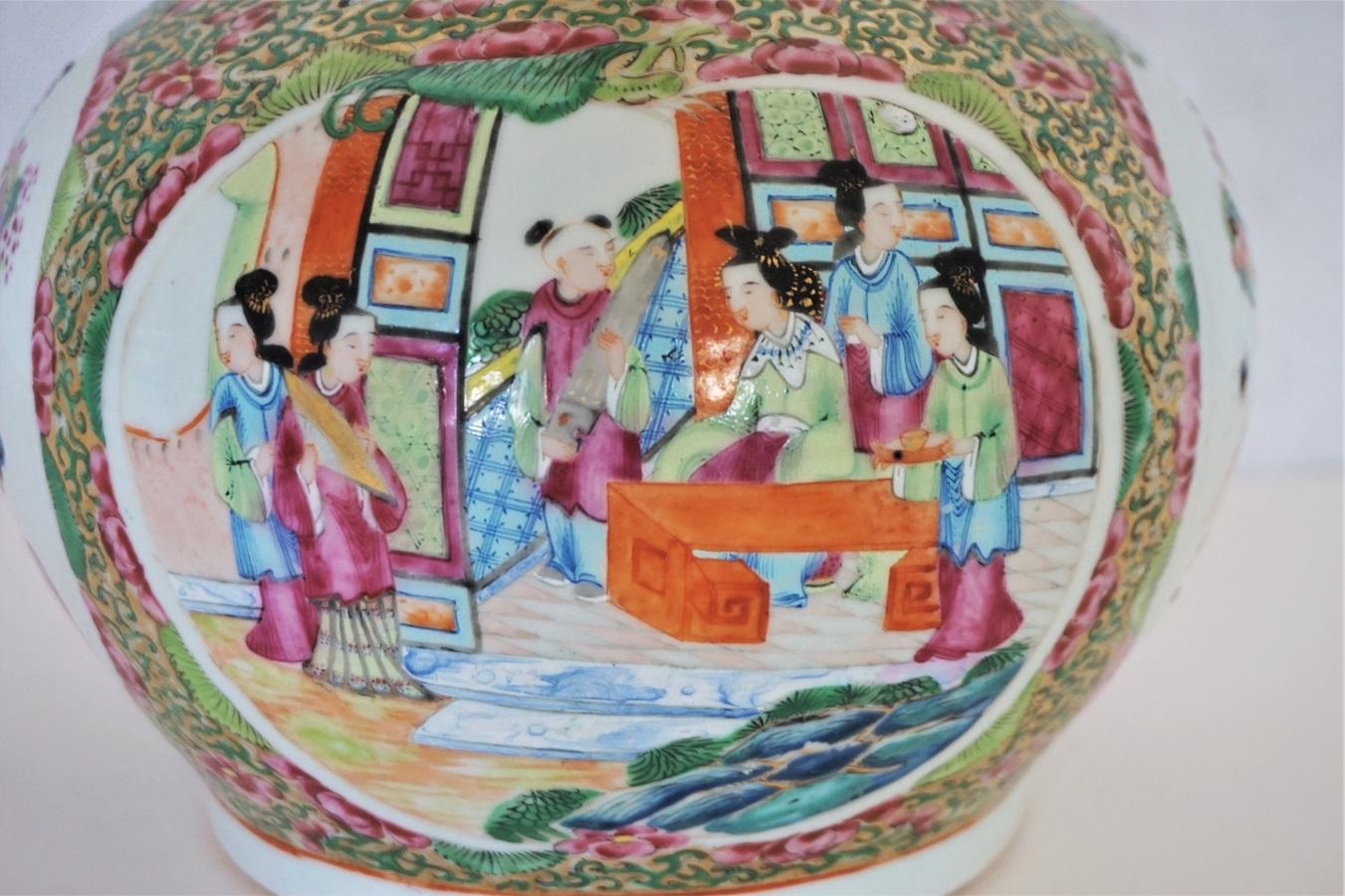 Chinesische Export-Rosen-Mandarin-Deckelflaschenvase, frühes 19. (19. Jahrhundert) im Angebot